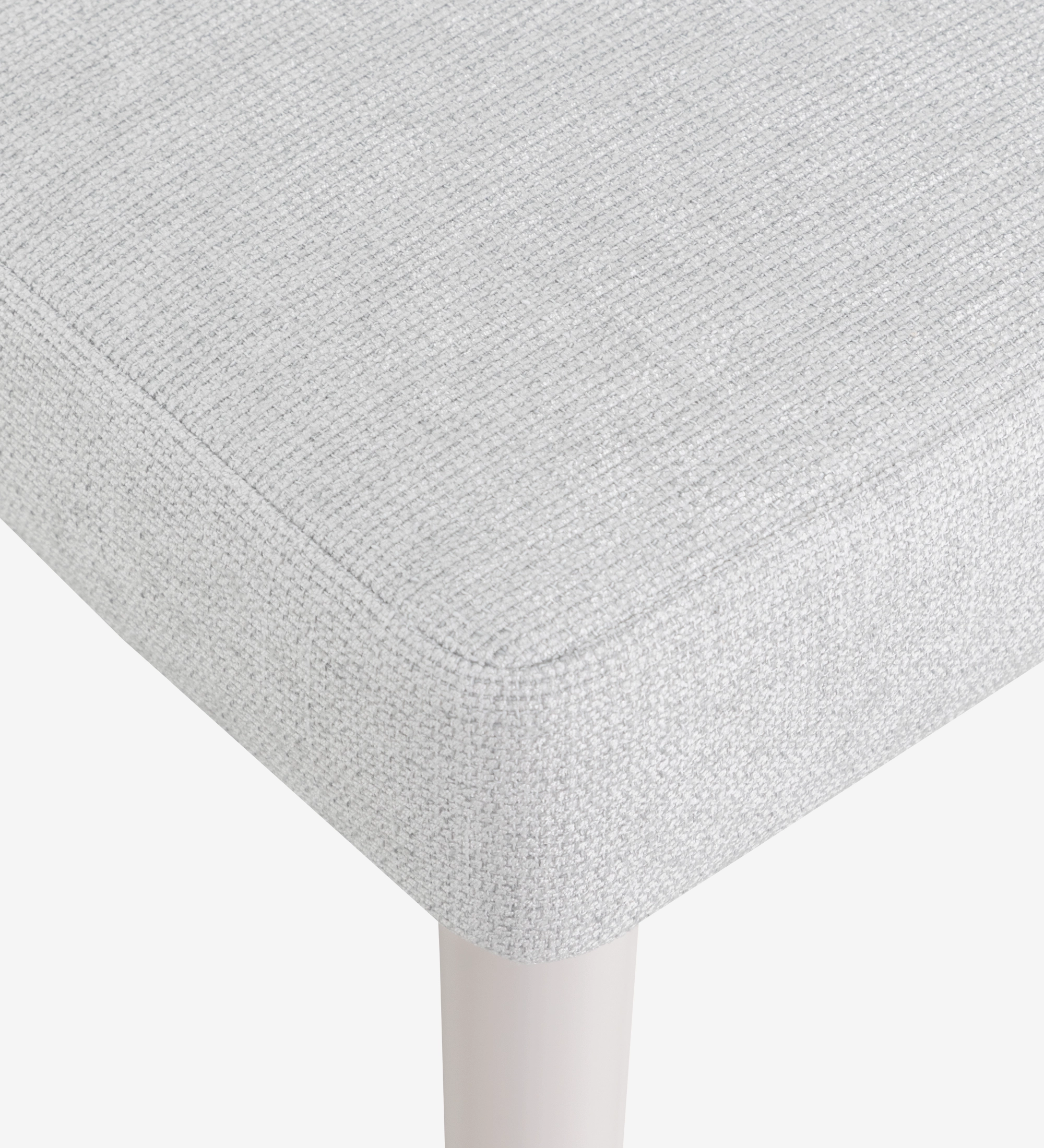 Chaise rembourré en tissu gris, pieds laquée perle.