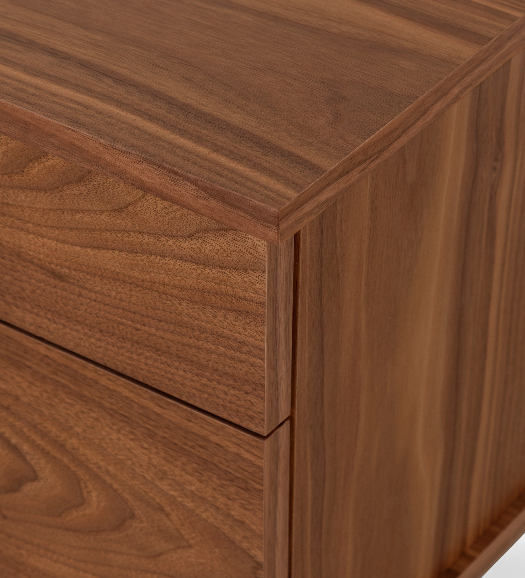 Table de chevet Oslo avec 2 tiroirs et structure en placage de noyer naturel. Pieds laqués noir. Dimensions : 55 x 57,5 cm.
