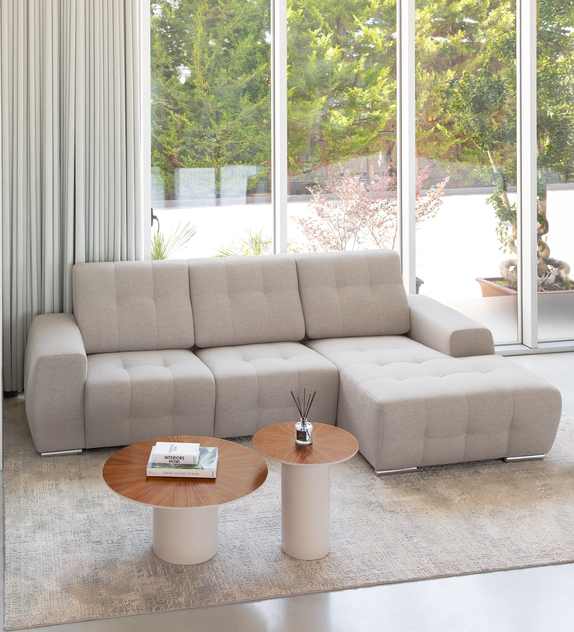 Madrid 2-seater sofa and right chaise longue, upholstered in grey fabric, 287 cm.