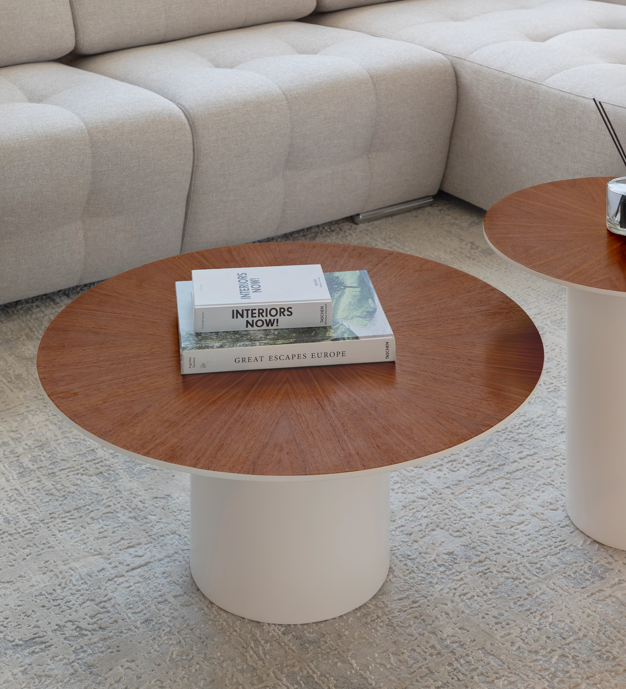 Mesa de centro Paris redonda, tampo em nogueira natural, pé lacada a pérola, Ø 75 cm. 