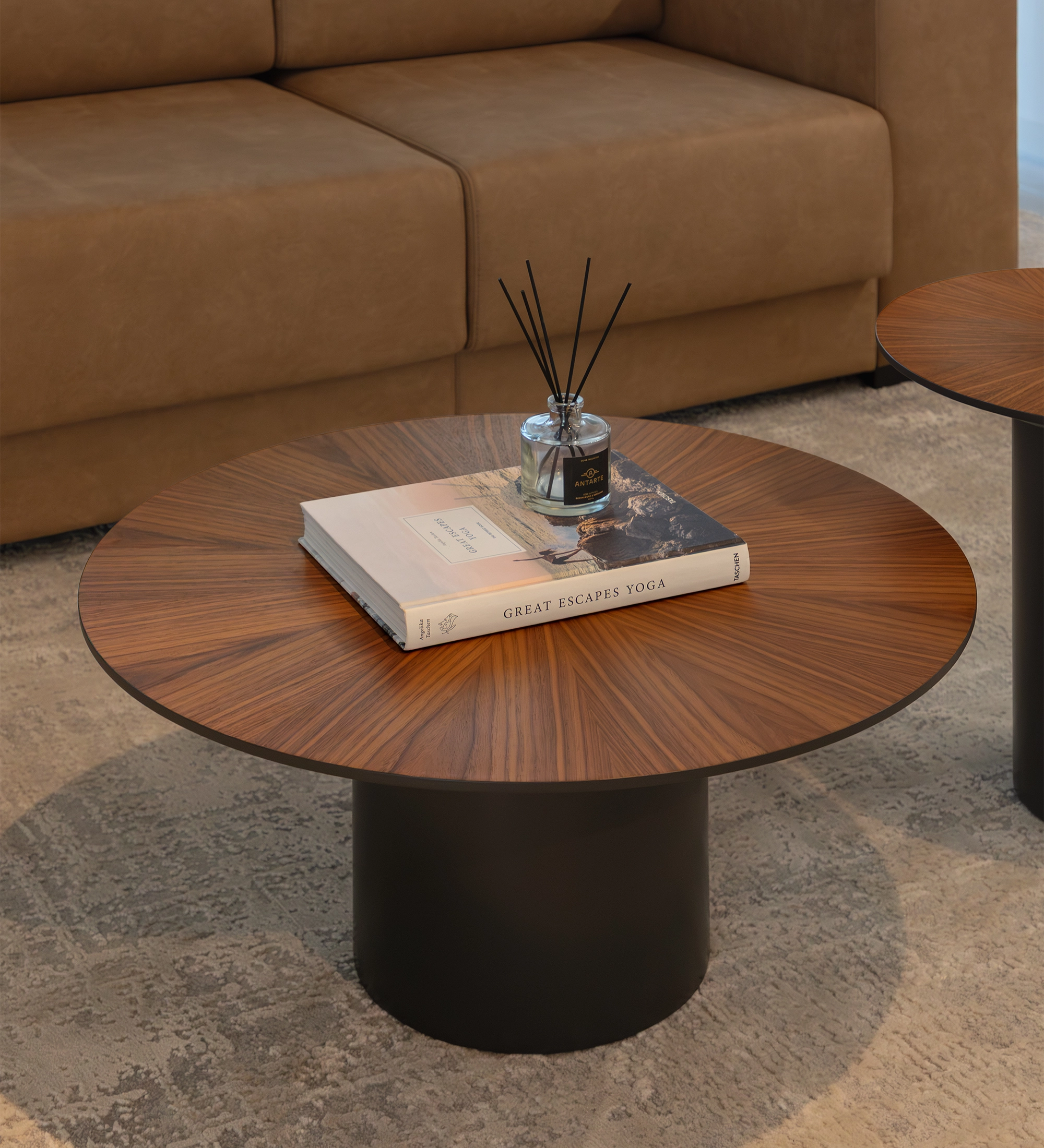 Mesa de centro Paris redonda, tampo em nogueira natural, pé lacada a negro, Ø 75 cm. 