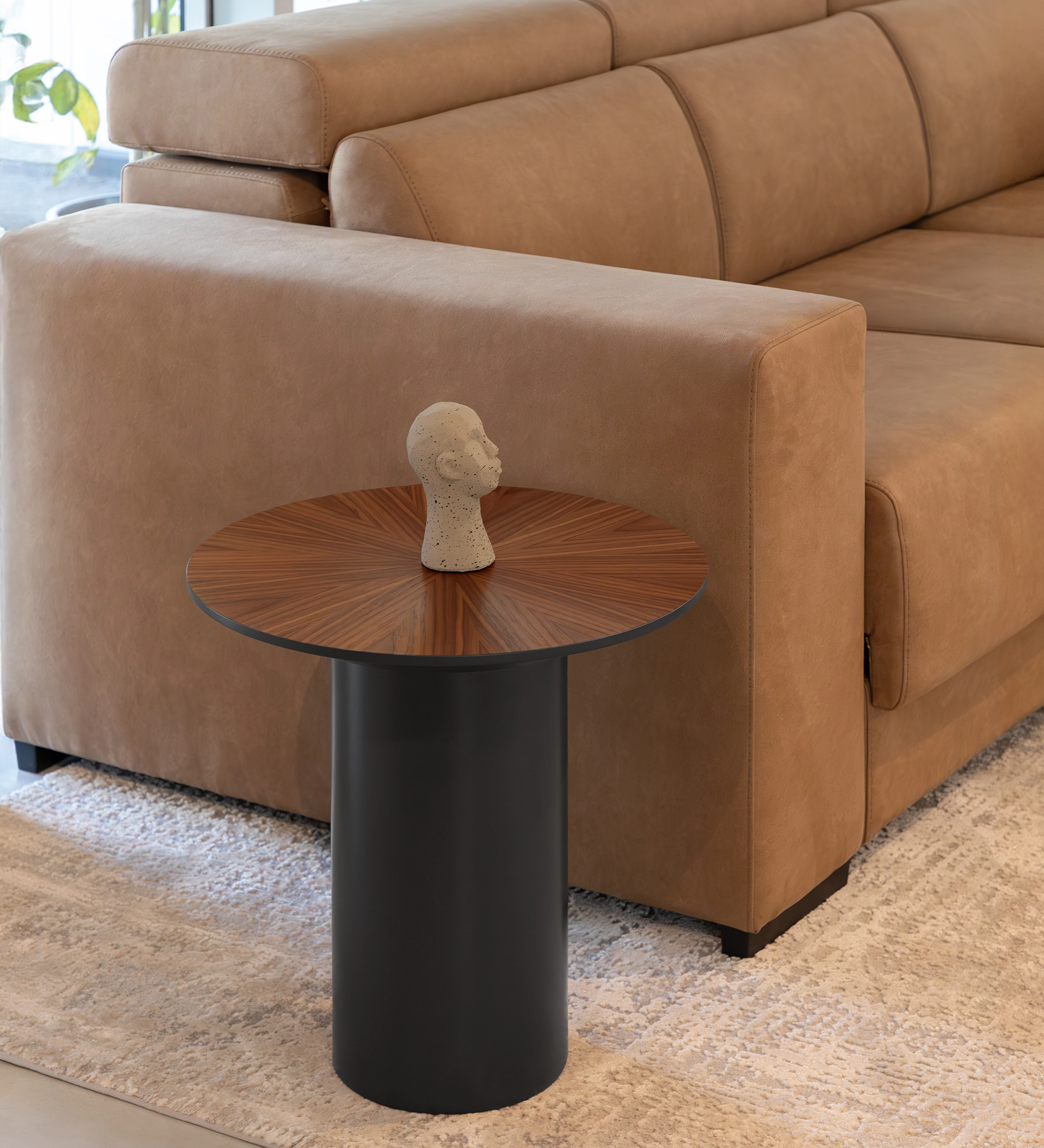 Mesa de apoio em nogueira e preto num ambiente moderno e elegante