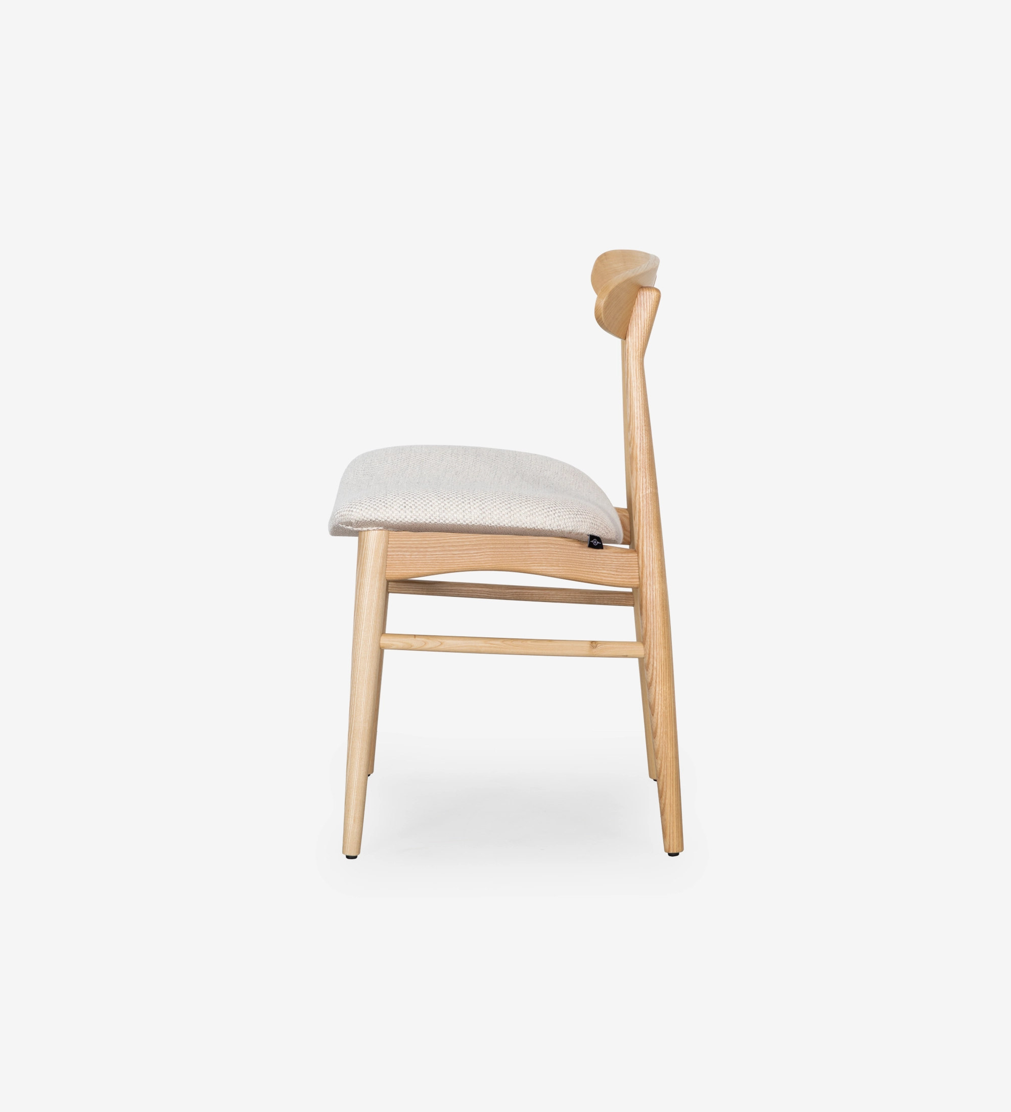 Silla de madera de fresno, color natural con asiento tapizado en tejido perla.