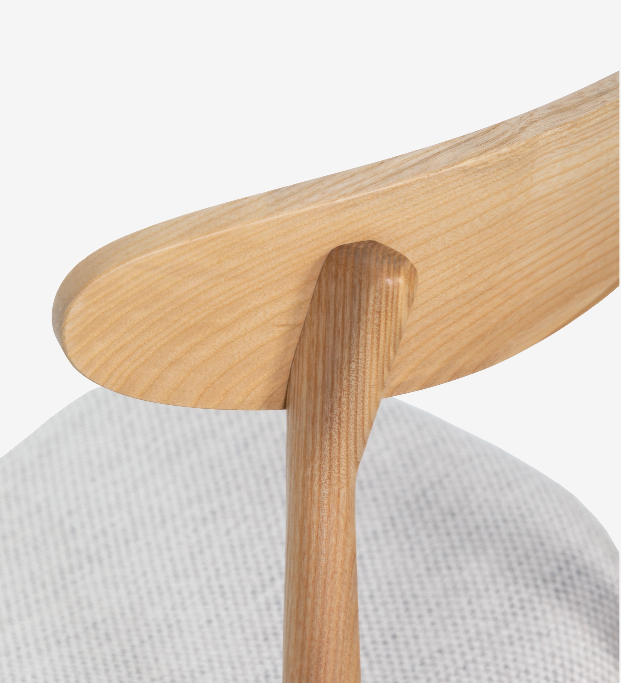 Silla de madera de fresno, color natural con asiento tapizado en tejido perla.