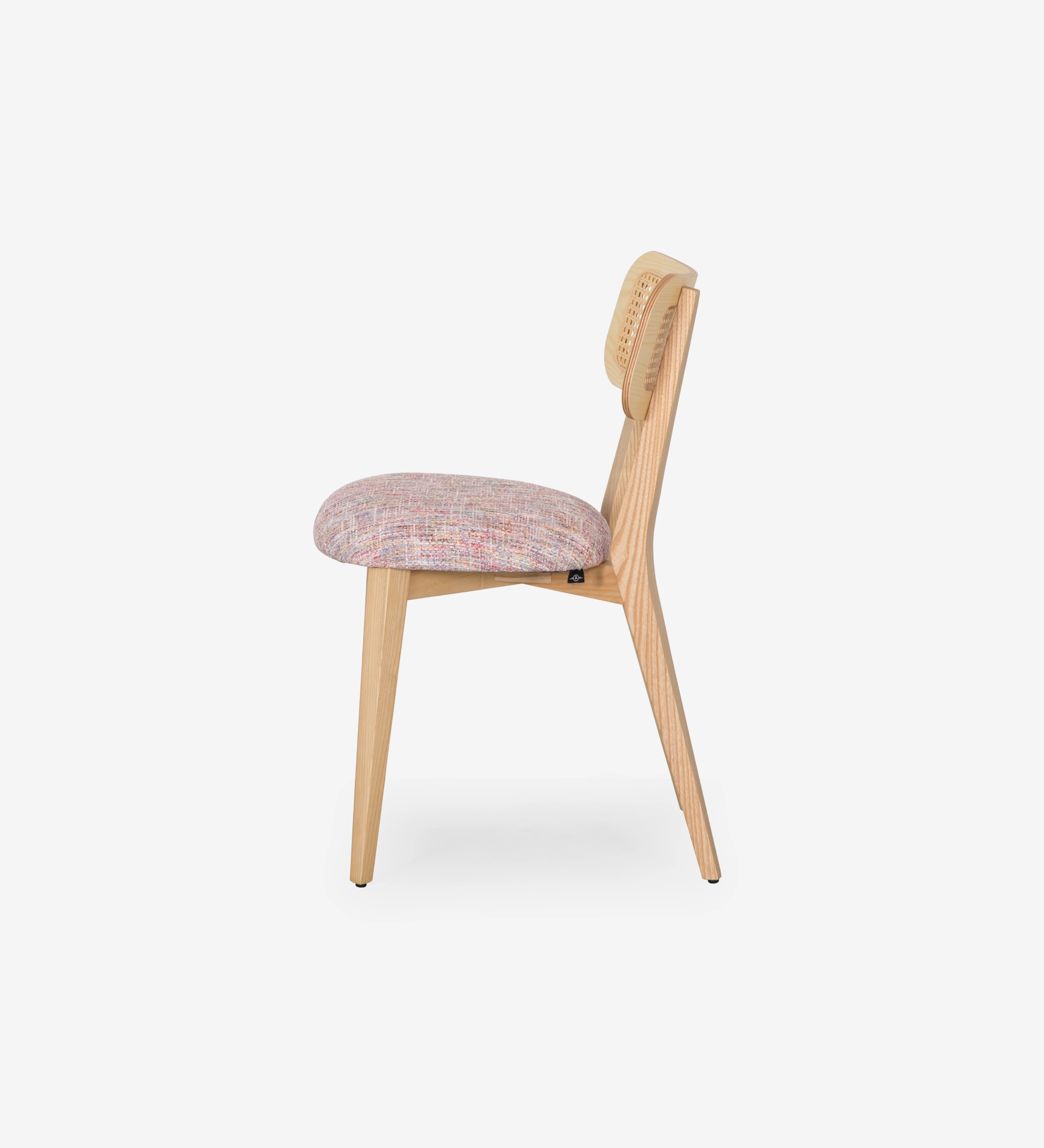 Silla de madera, con detalle de ratán en el respaldo y asiento tapizado en tejido multicolor, principalmente magenta