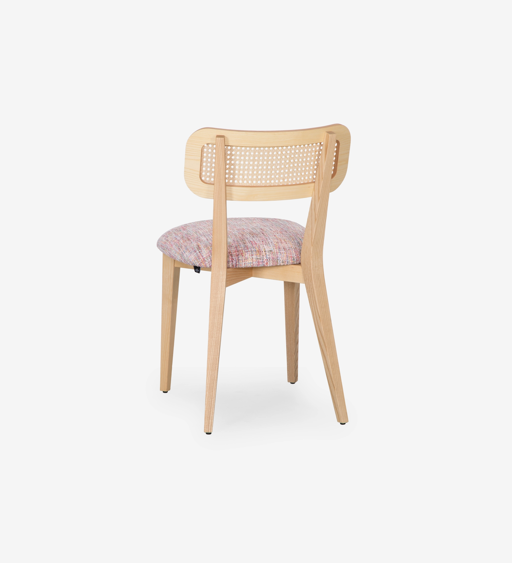 Silla de madera, con detalle de ratán en el respaldo y asiento tapizado en tejido multicolor, principalmente magenta