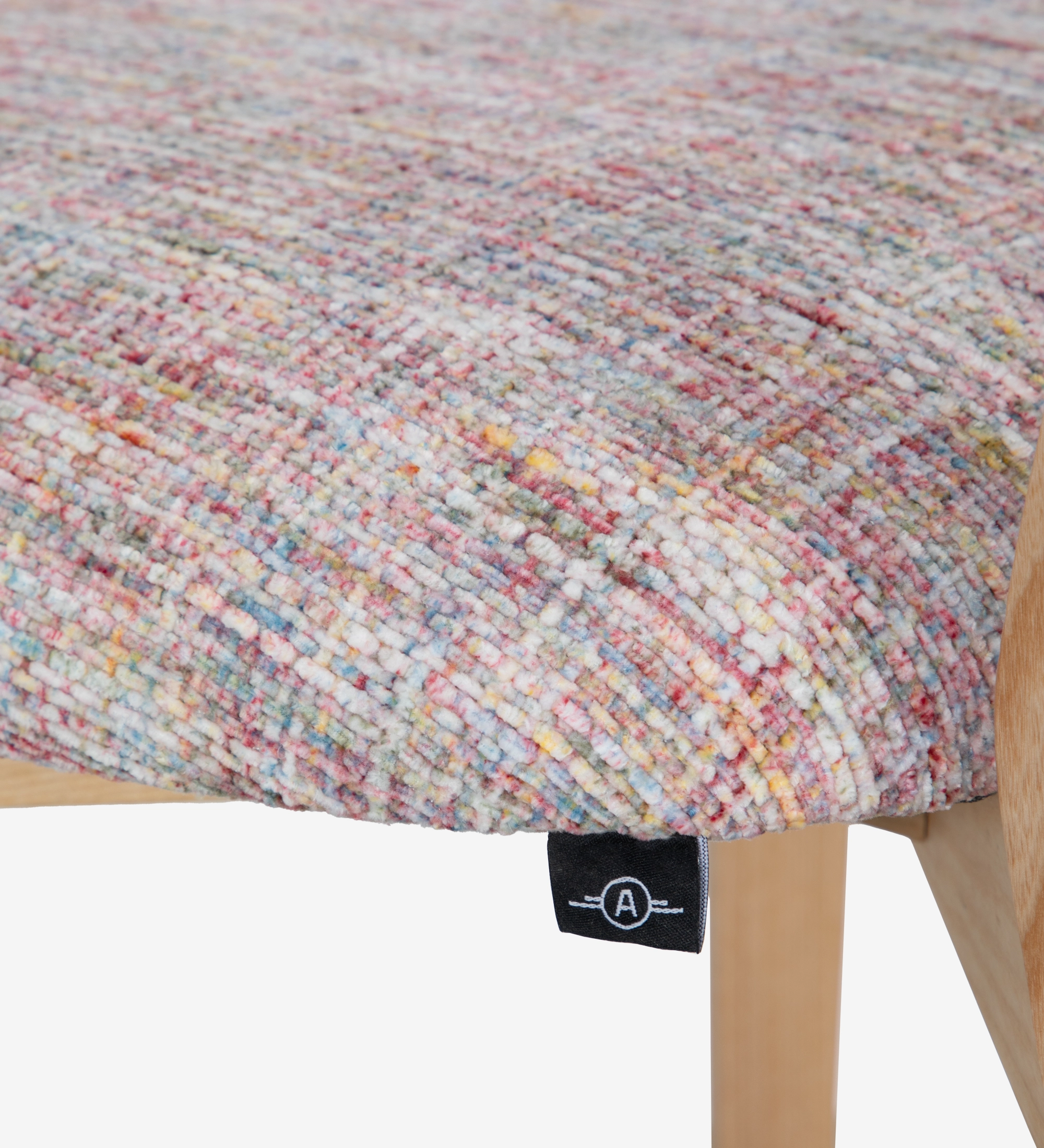 Silla de madera, con detalle de ratán en el respaldo y asiento tapizado en tejido multicolor, principalmente magenta
