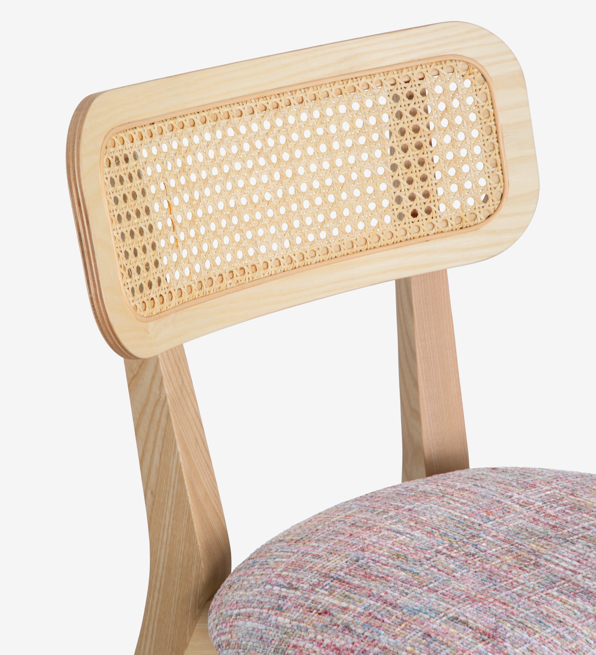 Silla de madera, con detalle de ratán en el respaldo y asiento tapizado en tejido multicolor, principalmente magenta