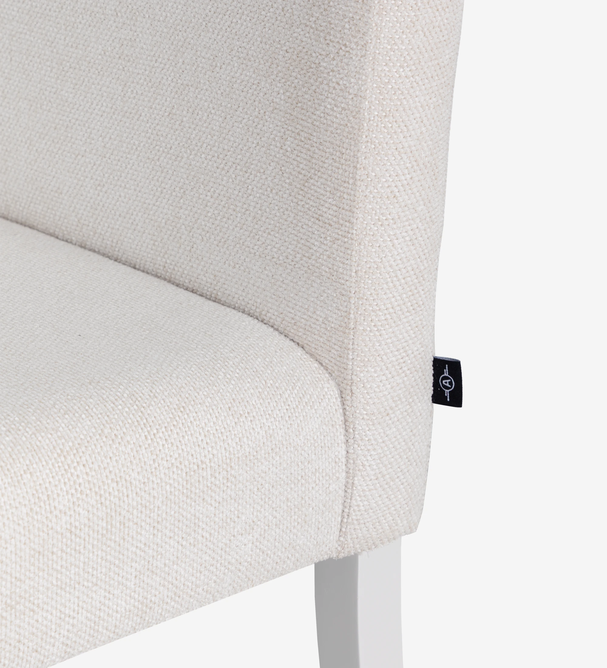 Chaise rembourrée en tissu, pieds laqués perle.