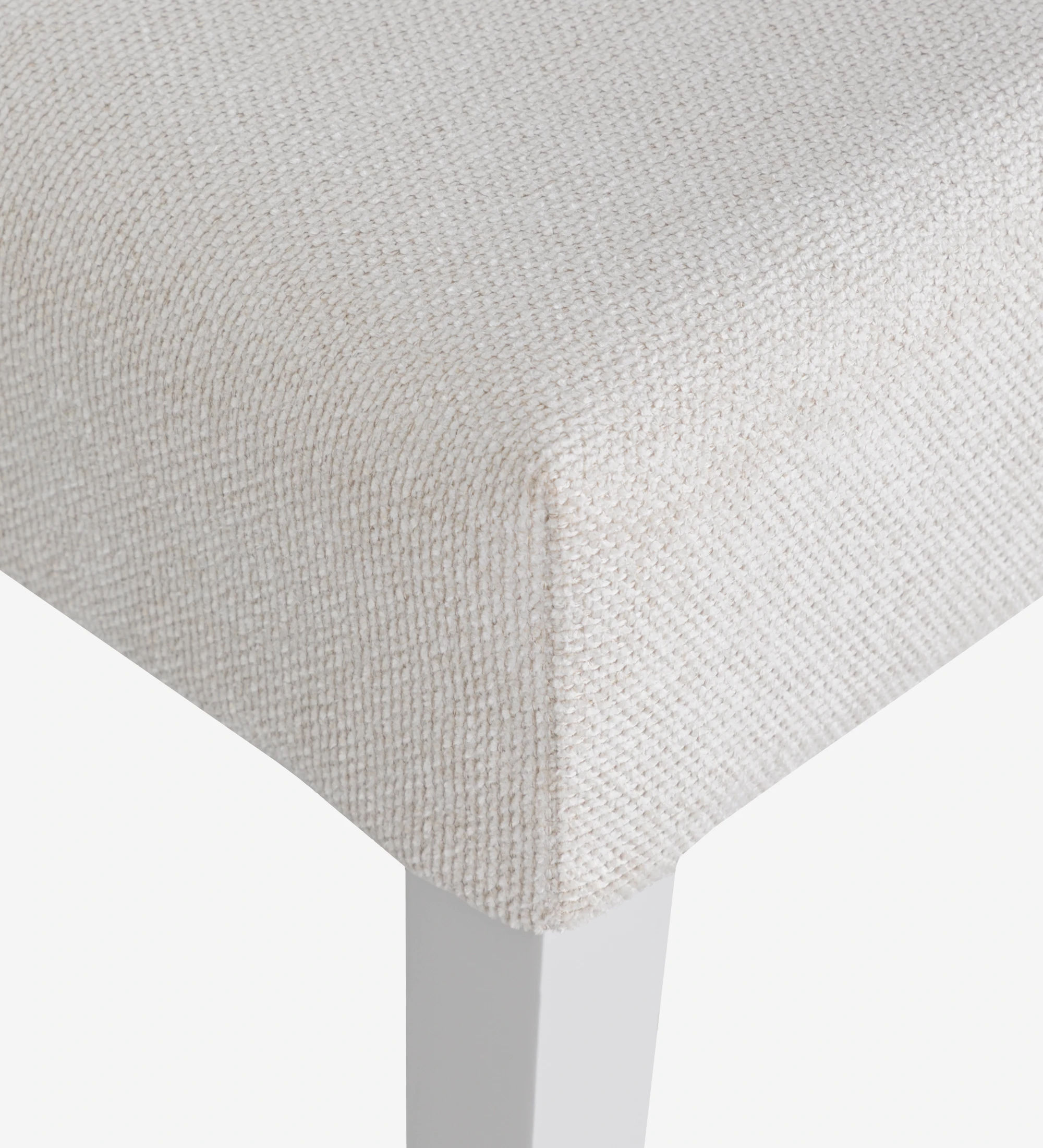 Chaise rembourrée en tissu, pieds laqués perle.