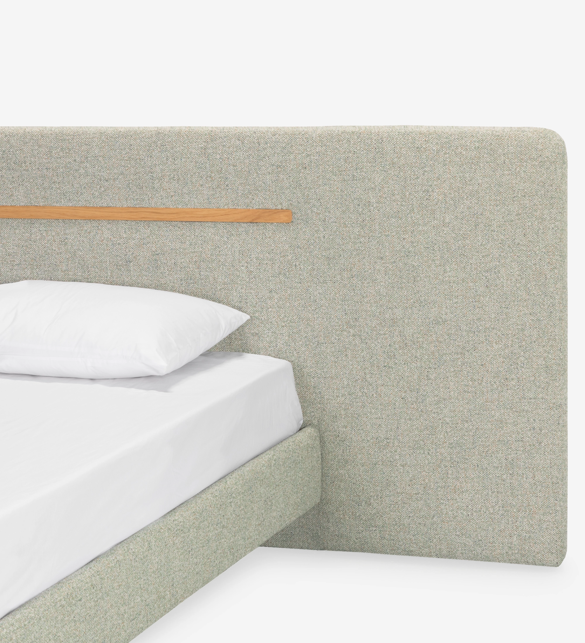 Cama de casal com cabeceira e base suspensa estofada em tecido verde, pormenor em carvalho natural.