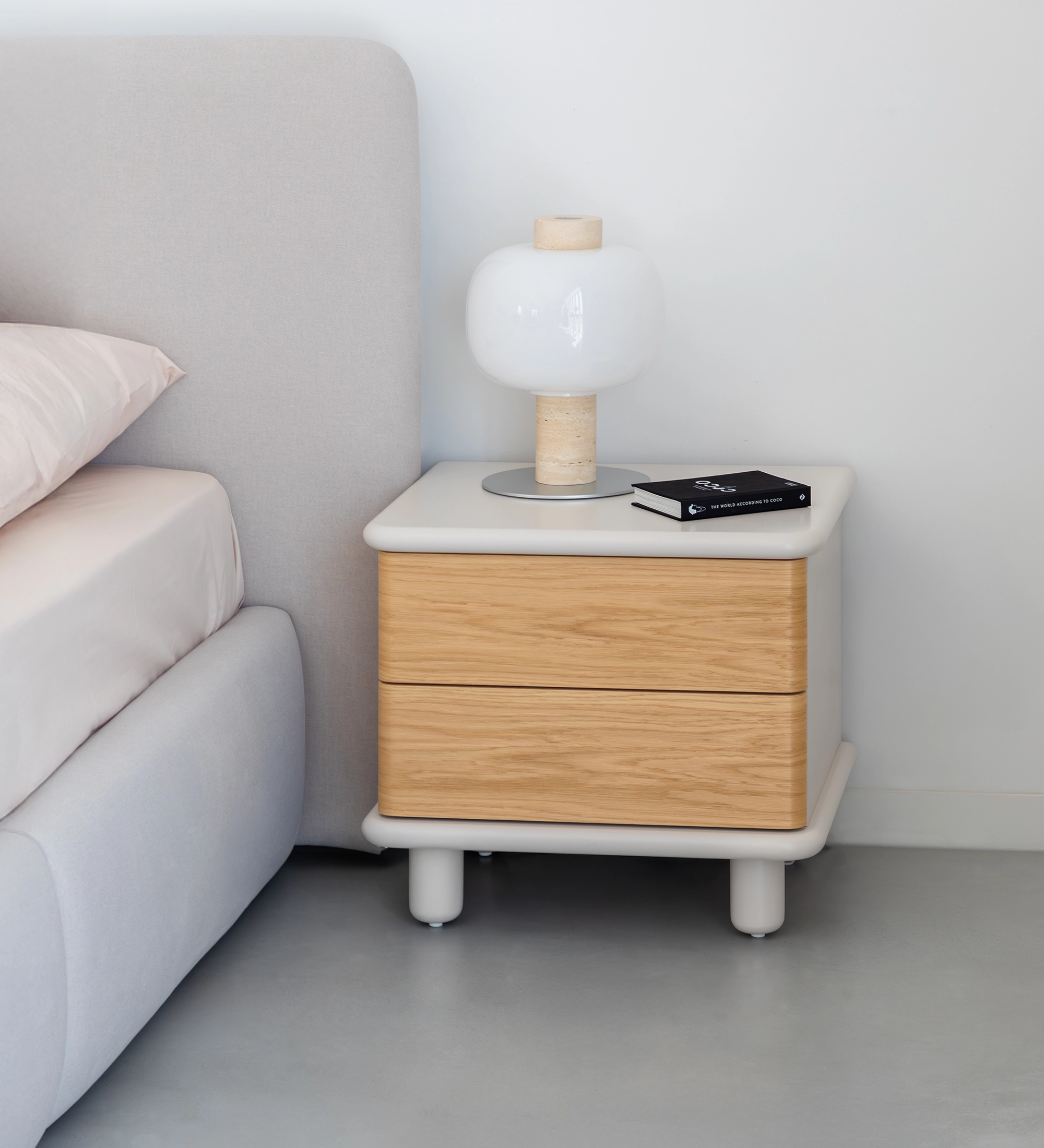 Mesa de cabeceira em carvalho natural e estrutura em pérola, estilo moderno e elegante