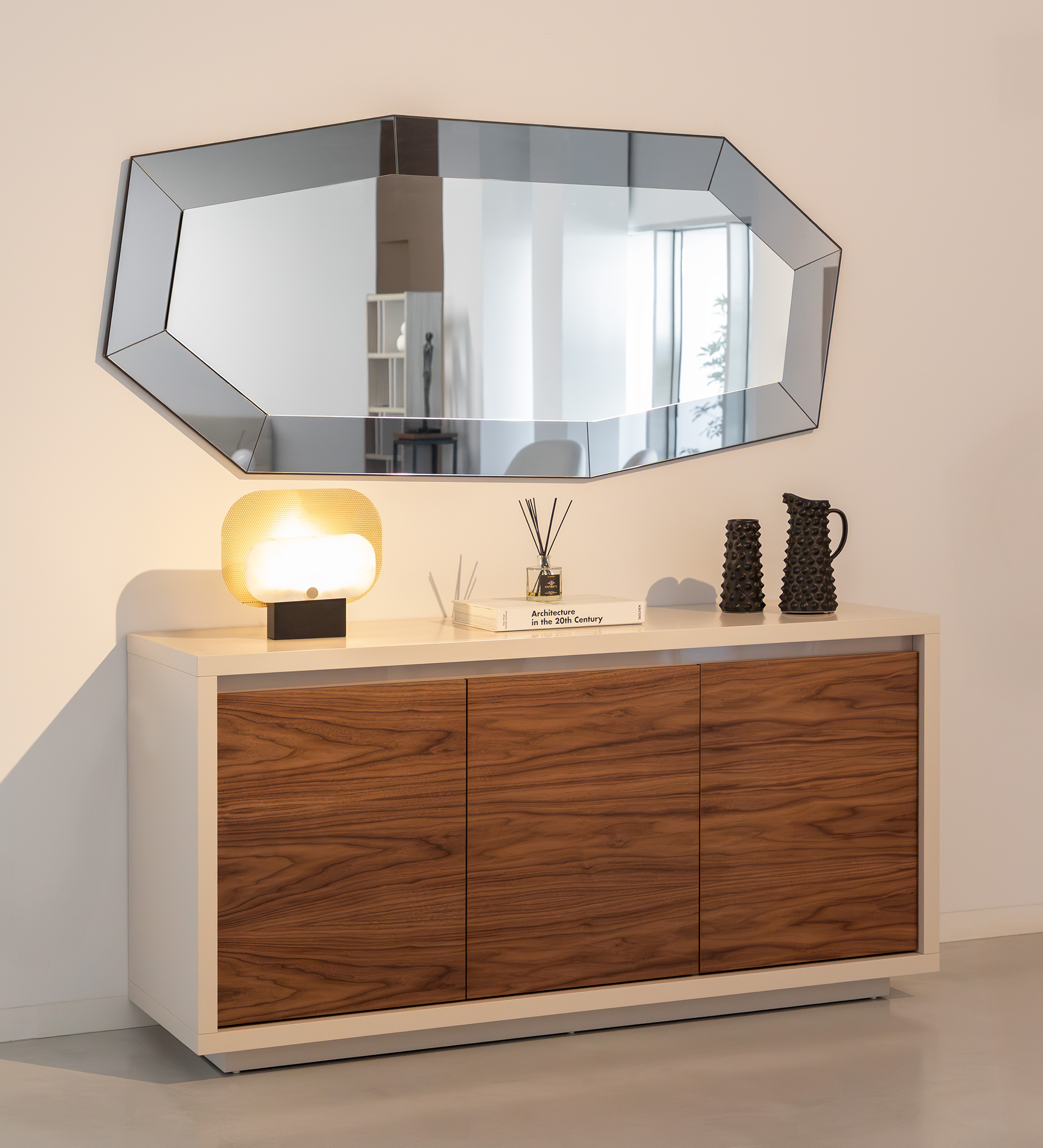 Miroir abstrait avec bordure grise.