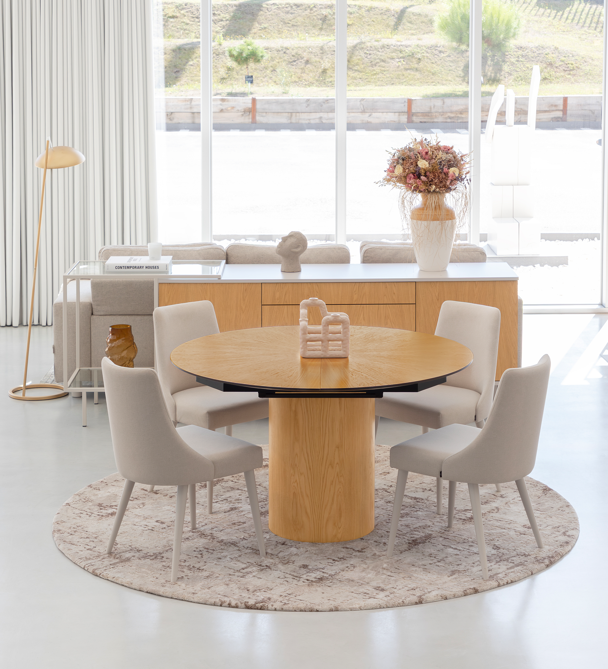 Mesa de Jantar Extensível Geneve redonda em madeira clara com base coluna e cadeiras estofadas