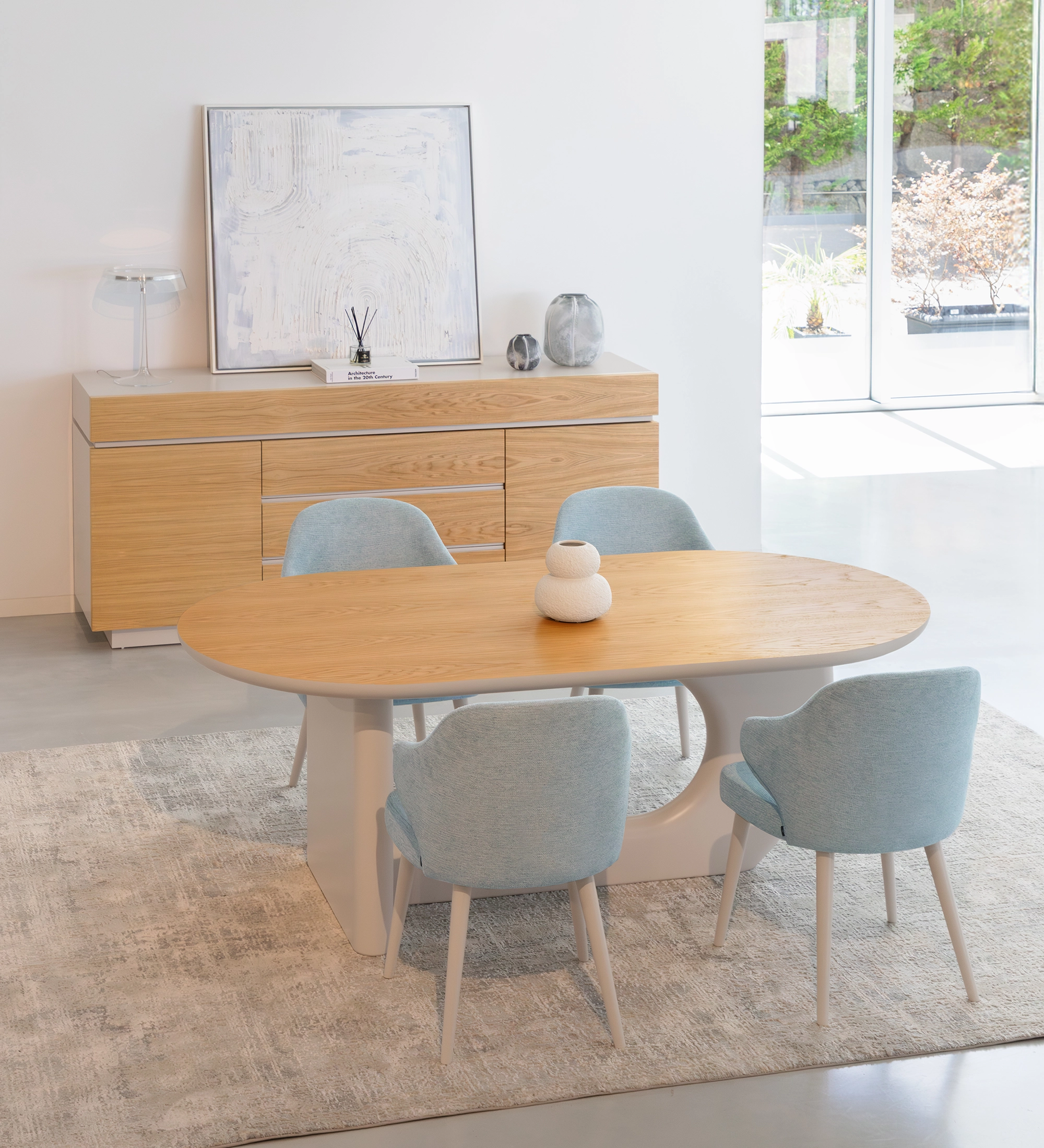 Table à manger ovale avec plateau en chêne naturel et pied laqué couleur perle.