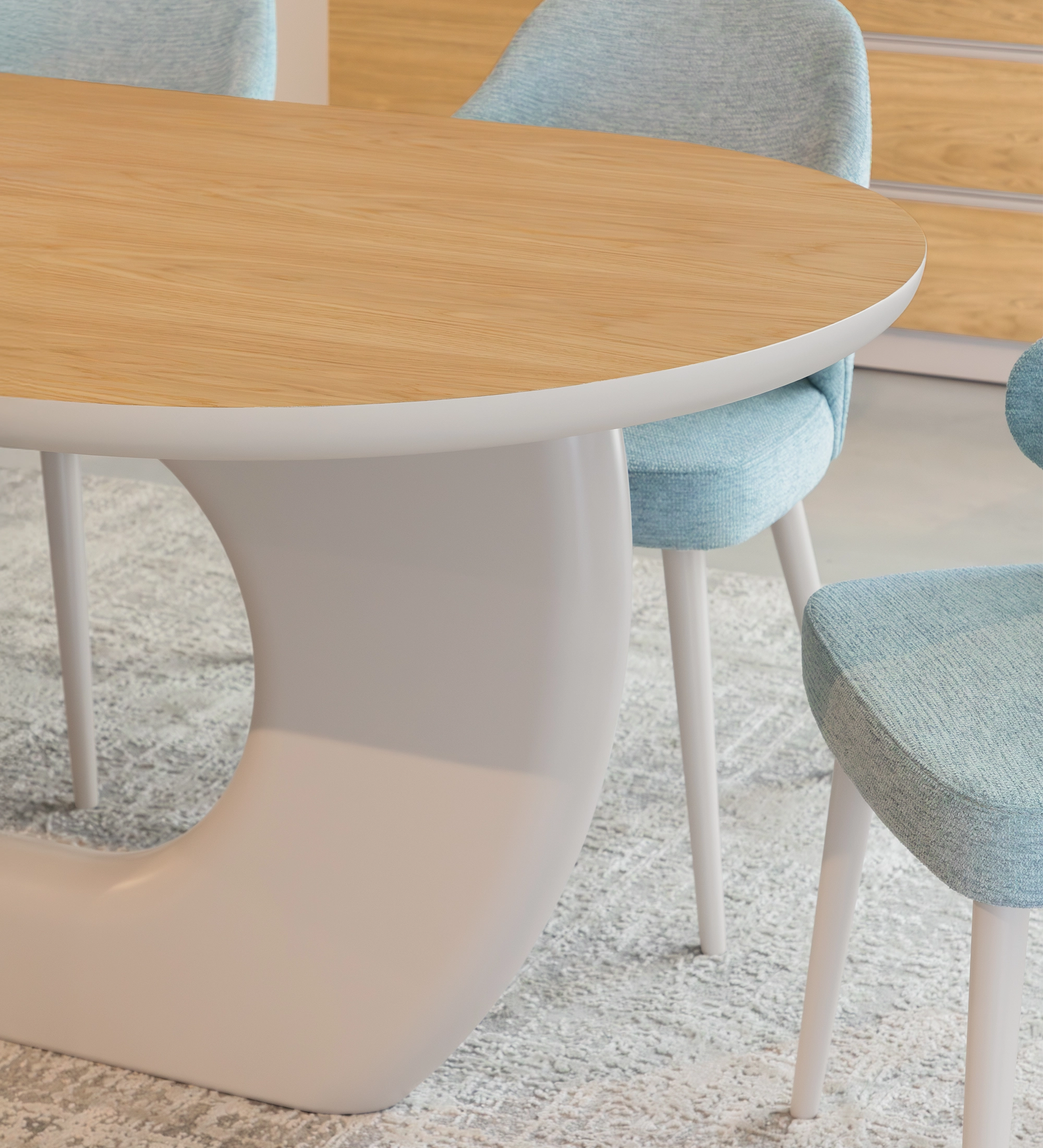 Table à manger ovale avec plateau en chêne naturel et pied laqué couleur perle.
