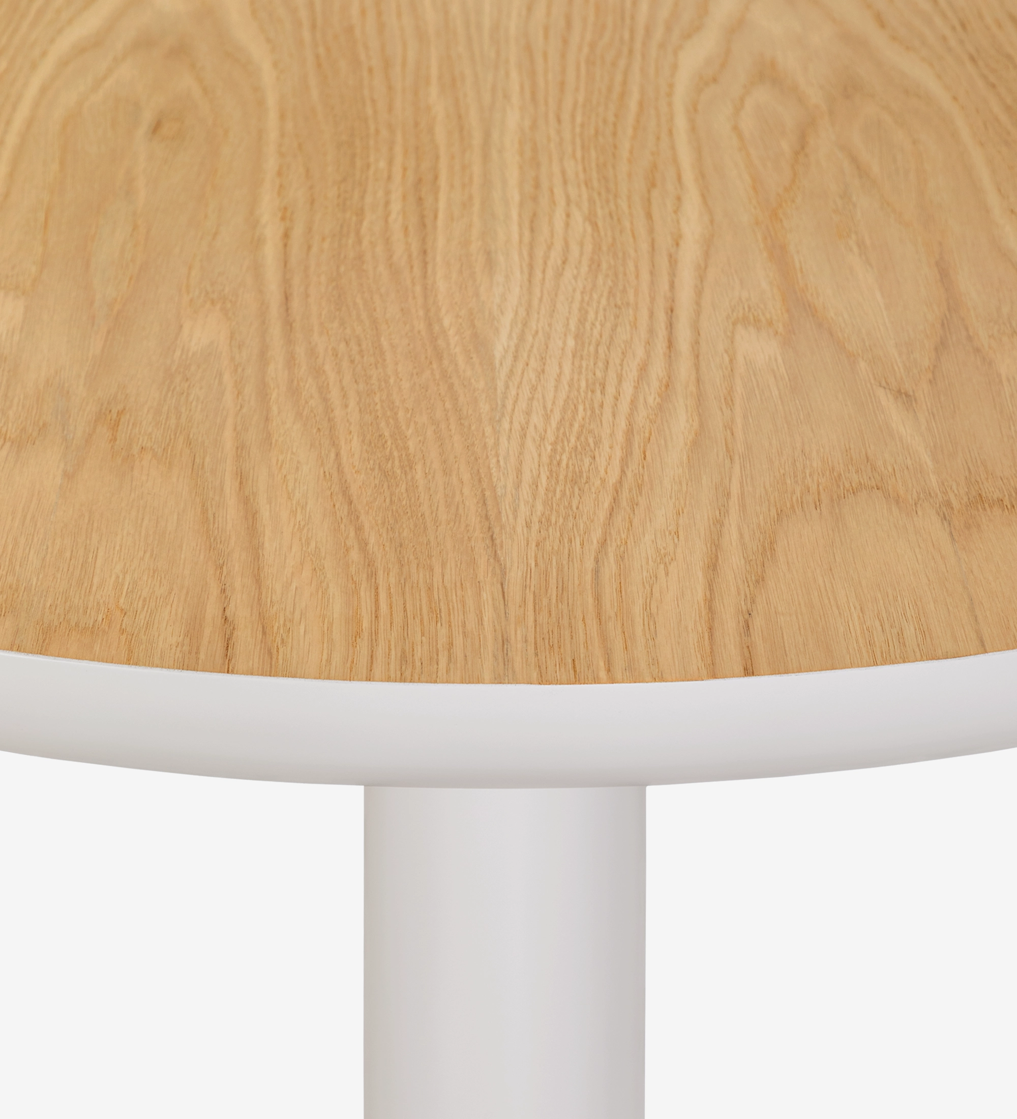 Table à manger ovale avec plateau en chêne naturel et pied laqué couleur perle.