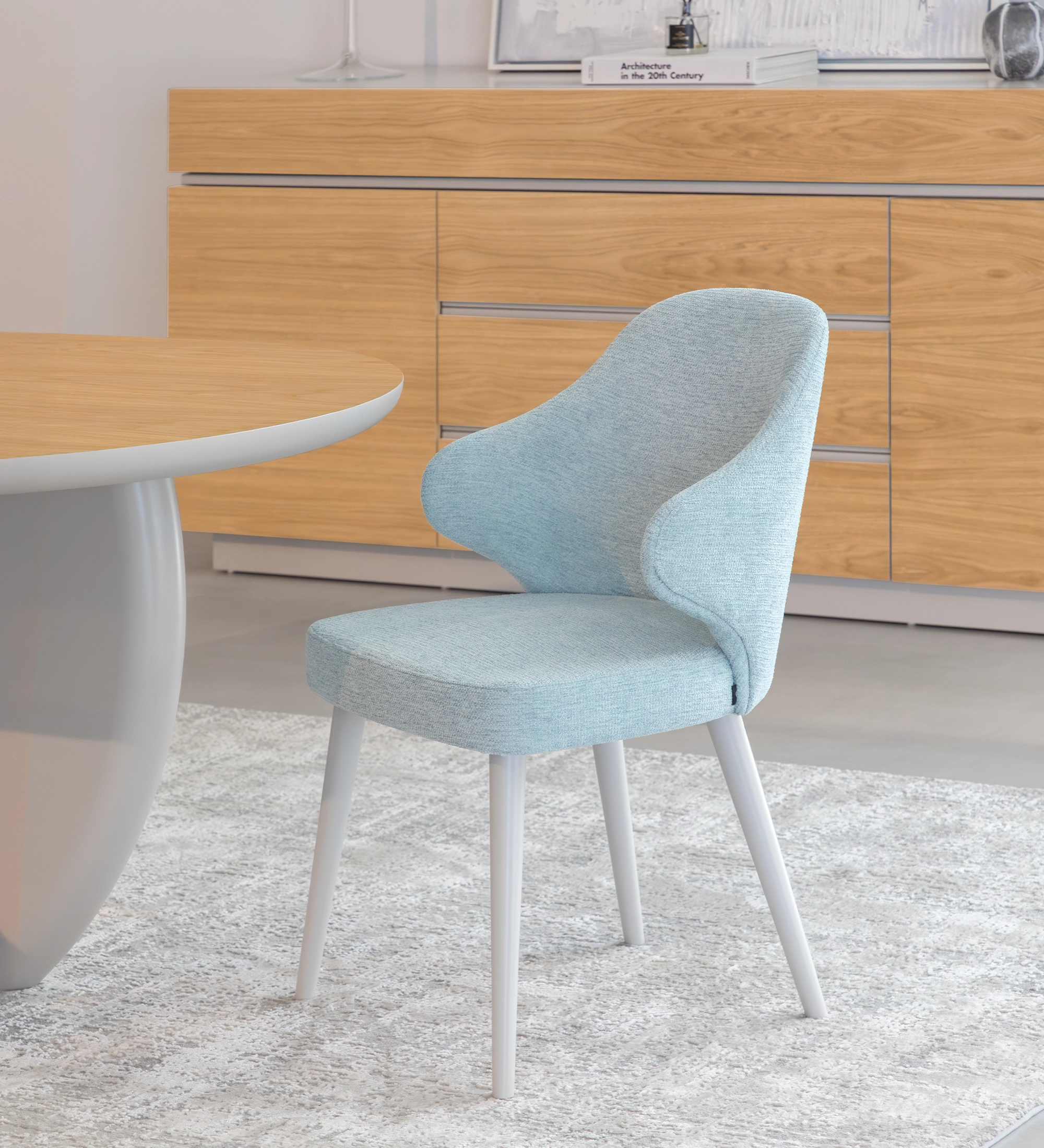 Chaise recouverte de tissu bleu, pieds laqués perle.