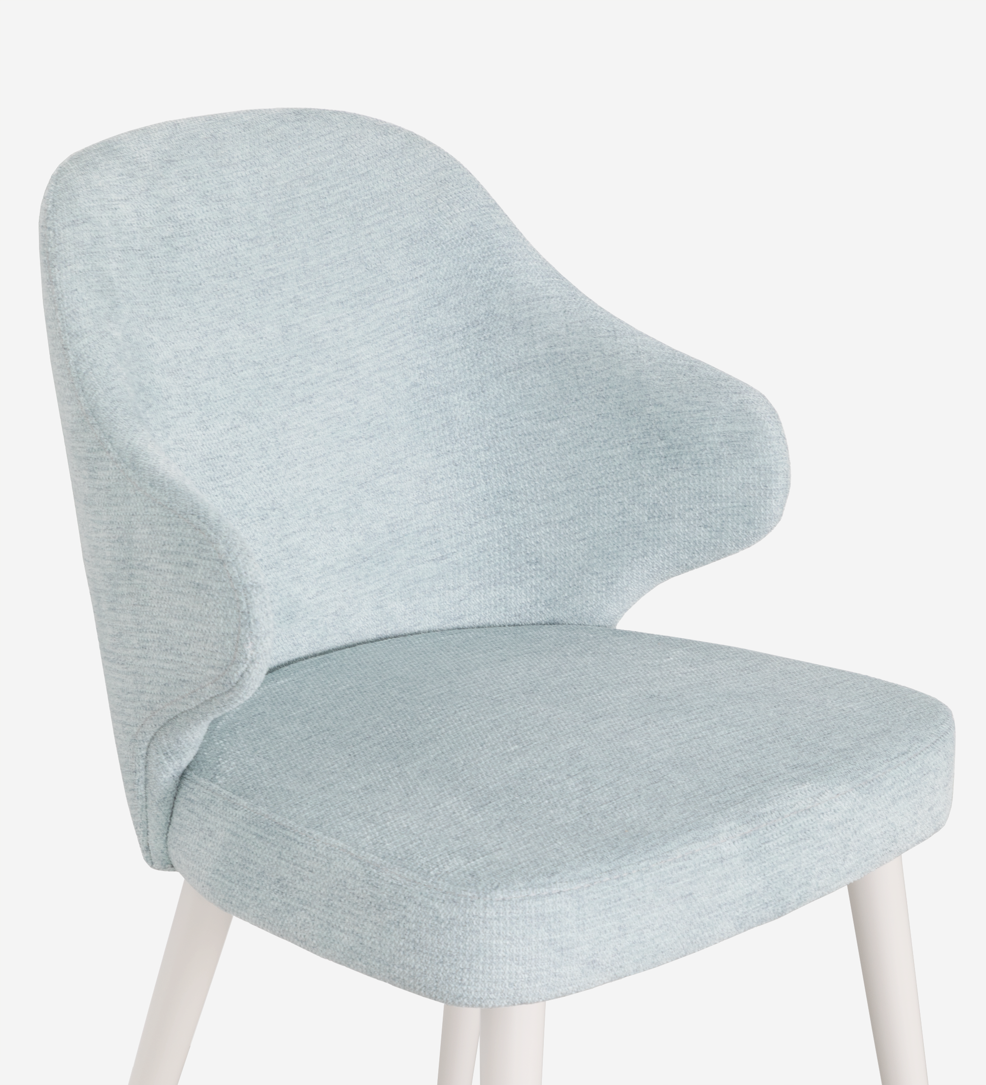 Chaise recouverte de tissu bleu, pieds laqués perle.