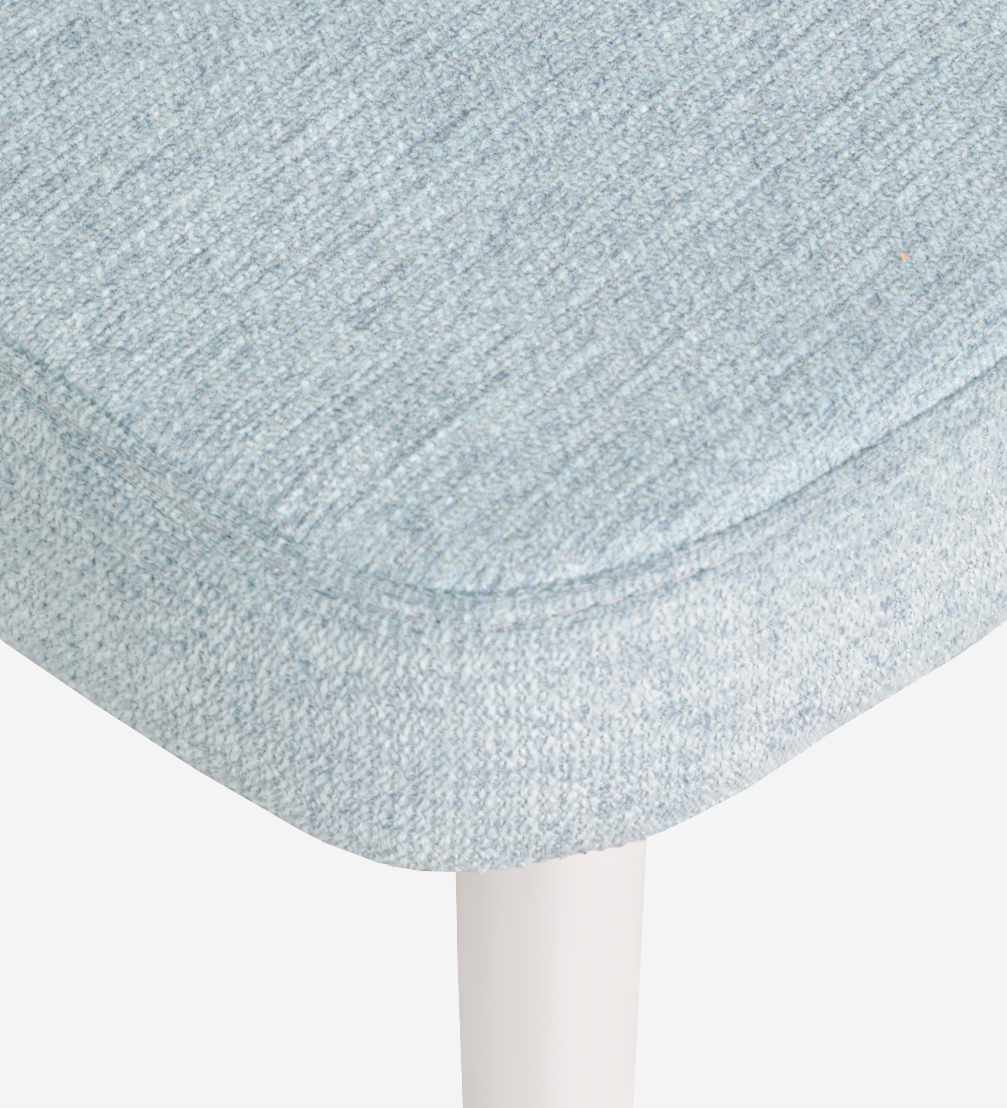 Chaise recouverte de tissu bleu, pieds laqués perle.