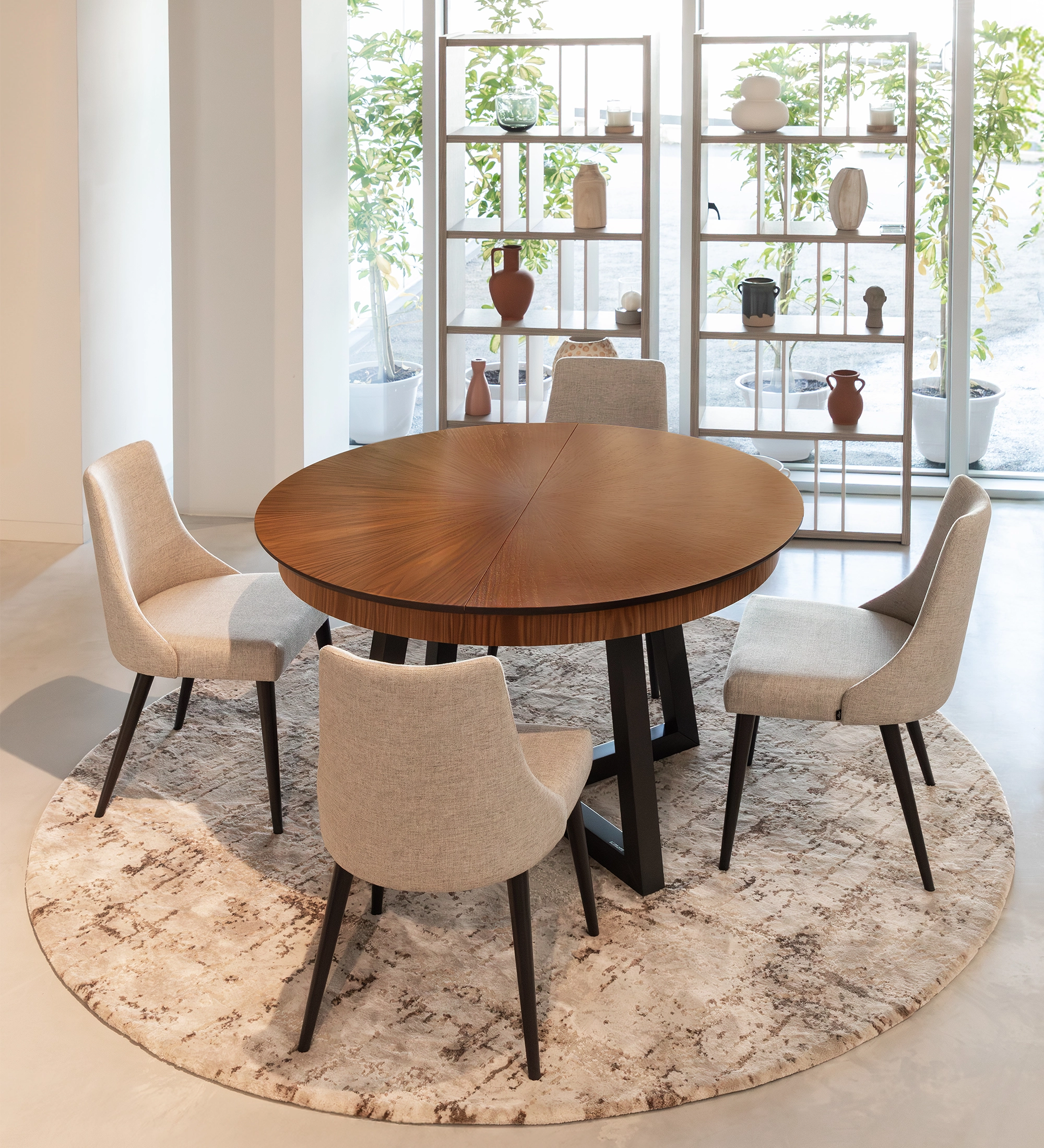 Mesa de jantar extensível redonda com tampo espinhado em nogueira natural e pés lacados a negro