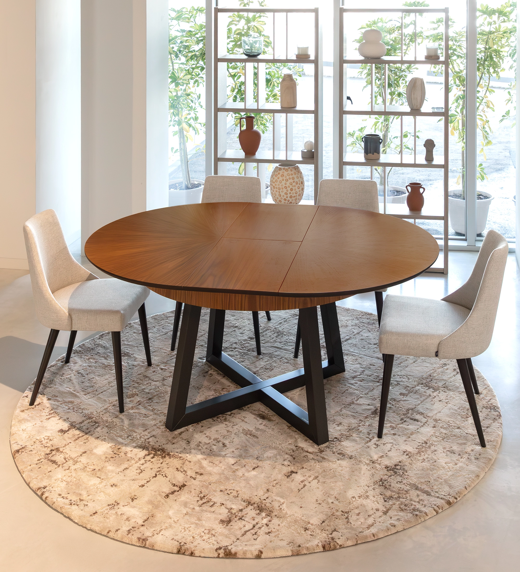 Mesa de jantar extensível redonda com tampo espinhado em nogueira natural e pés lacados a negro