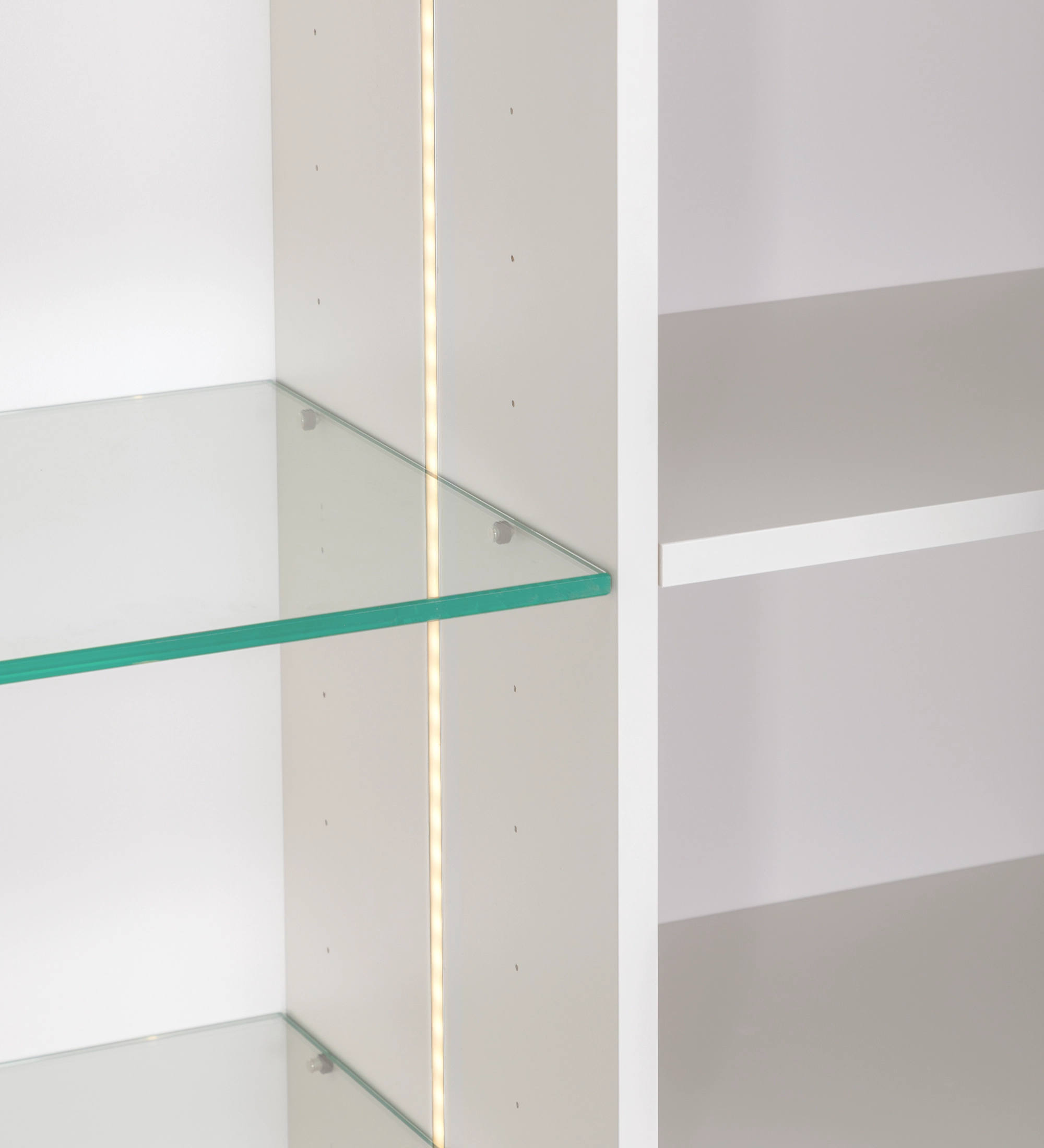 Vitrine com iluminação e sensor, 2 portas em nogueira natural com estrutura em pérola.
