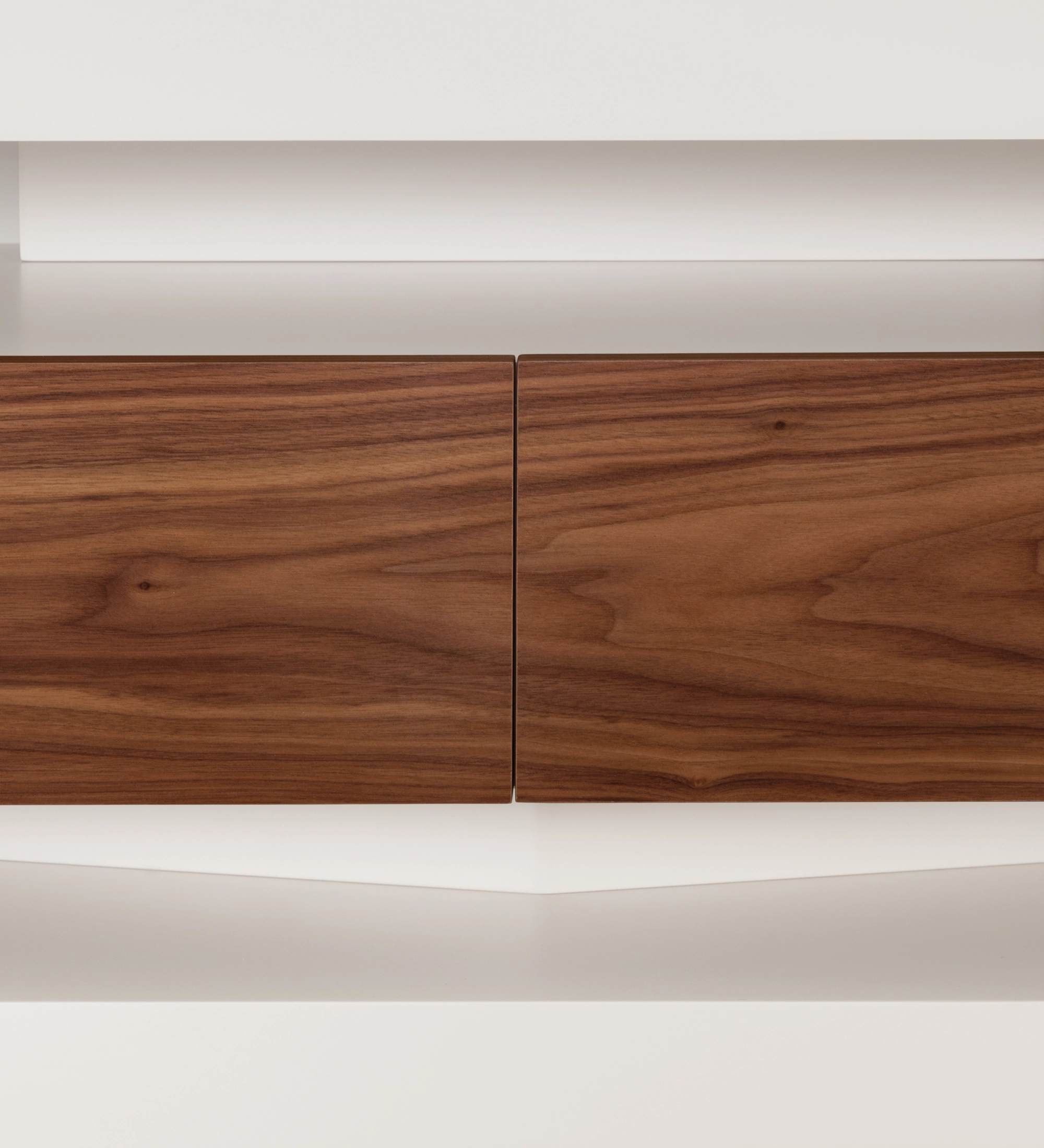 Meuble TV Londres structure et module tiroirs laquée perle, tiroirs en noyer naturel, 250 x 56 cm.