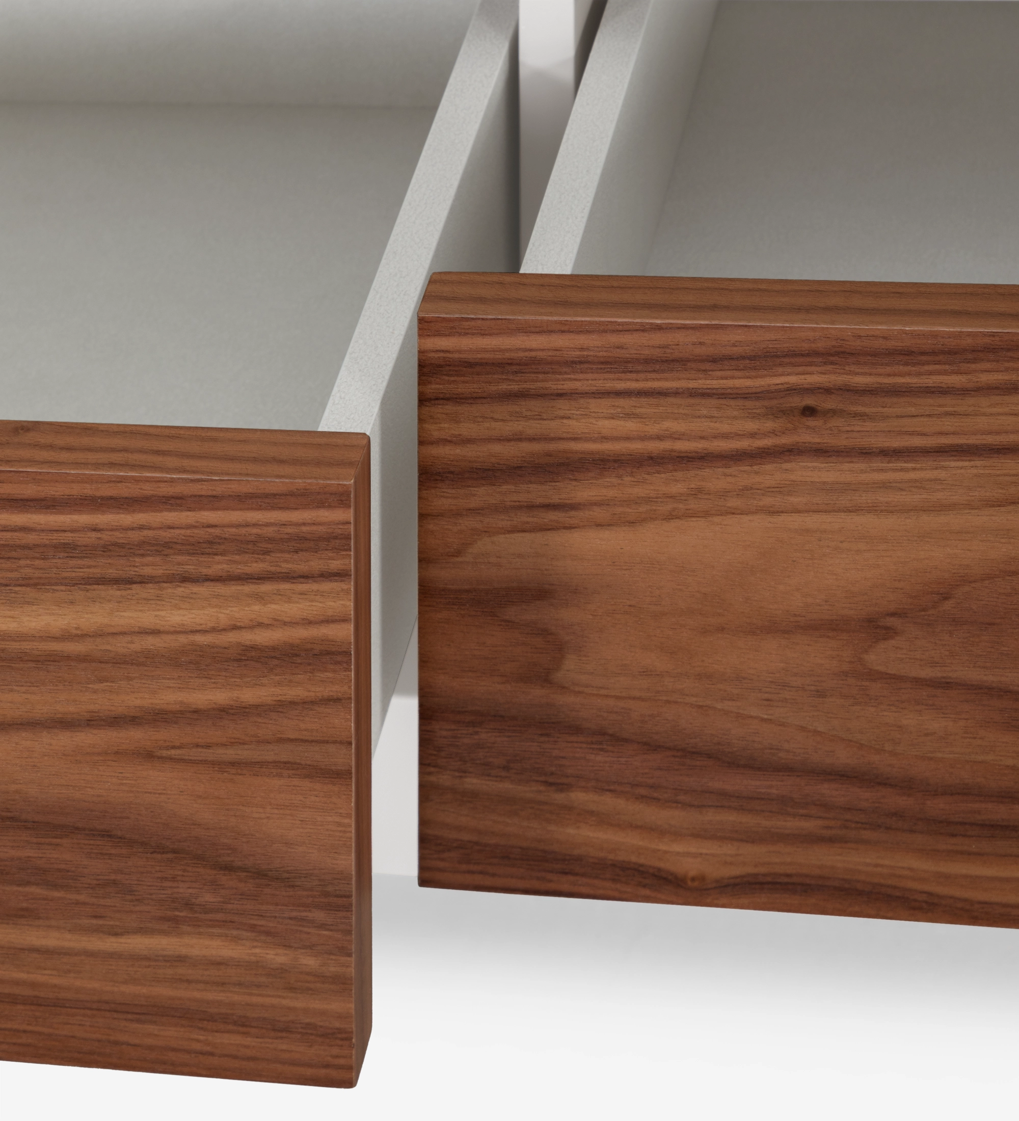 Meuble TV Londres structure et module tiroirs laquée perle, tiroirs en noyer naturel, 250 x 56 cm.