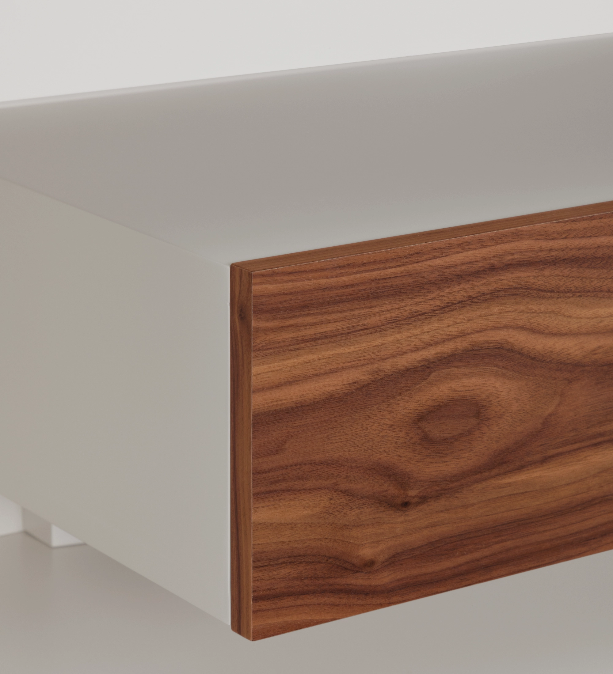 Meuble TV Londres structure et module tiroirs laquée perle, tiroirs en noyer naturel, 250 x 56 cm.