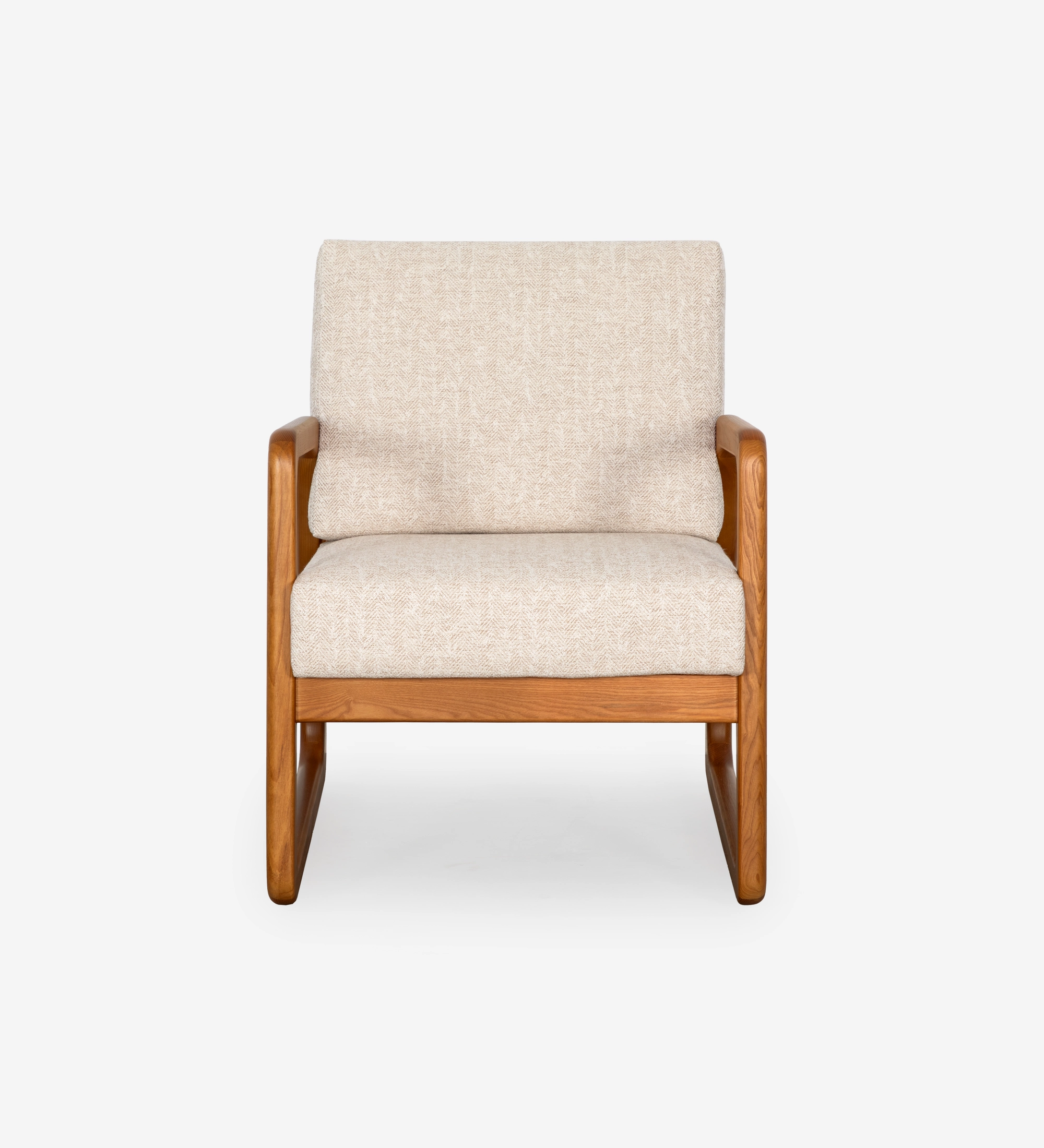 Fauteuil Antarte by IA recouvert en tissu beige, structure en bois couleur miel.
