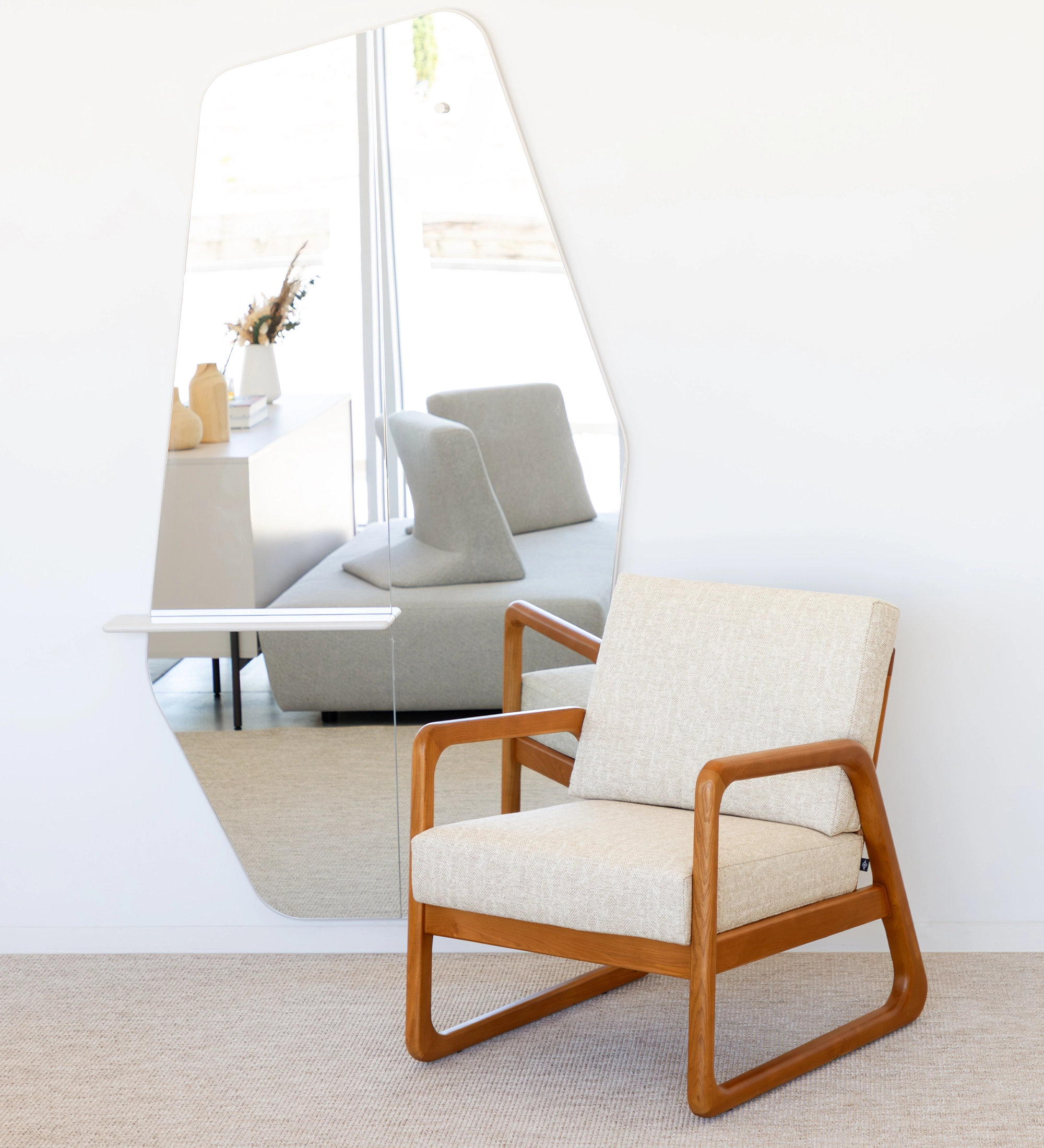 Fauteuil Antarte by IA recouvert en tissu beige, structure en bois couleur miel.
