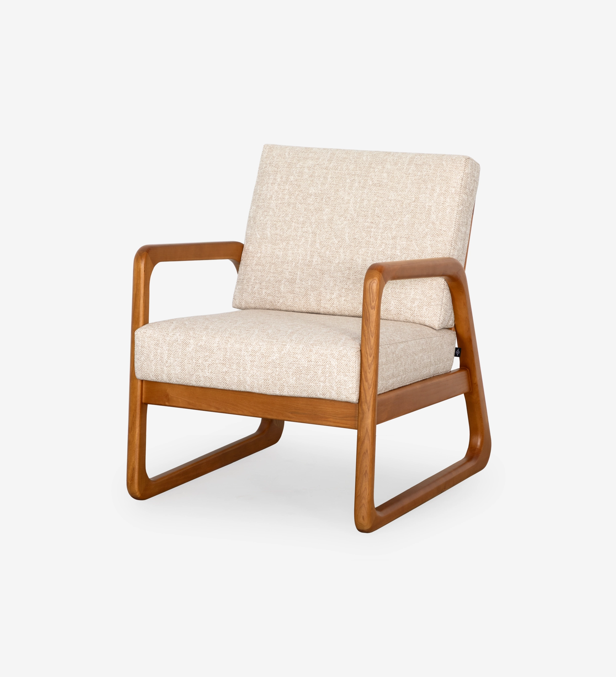 Fauteuil Antarte by IA recouvert en tissu beige, structure en bois couleur miel.