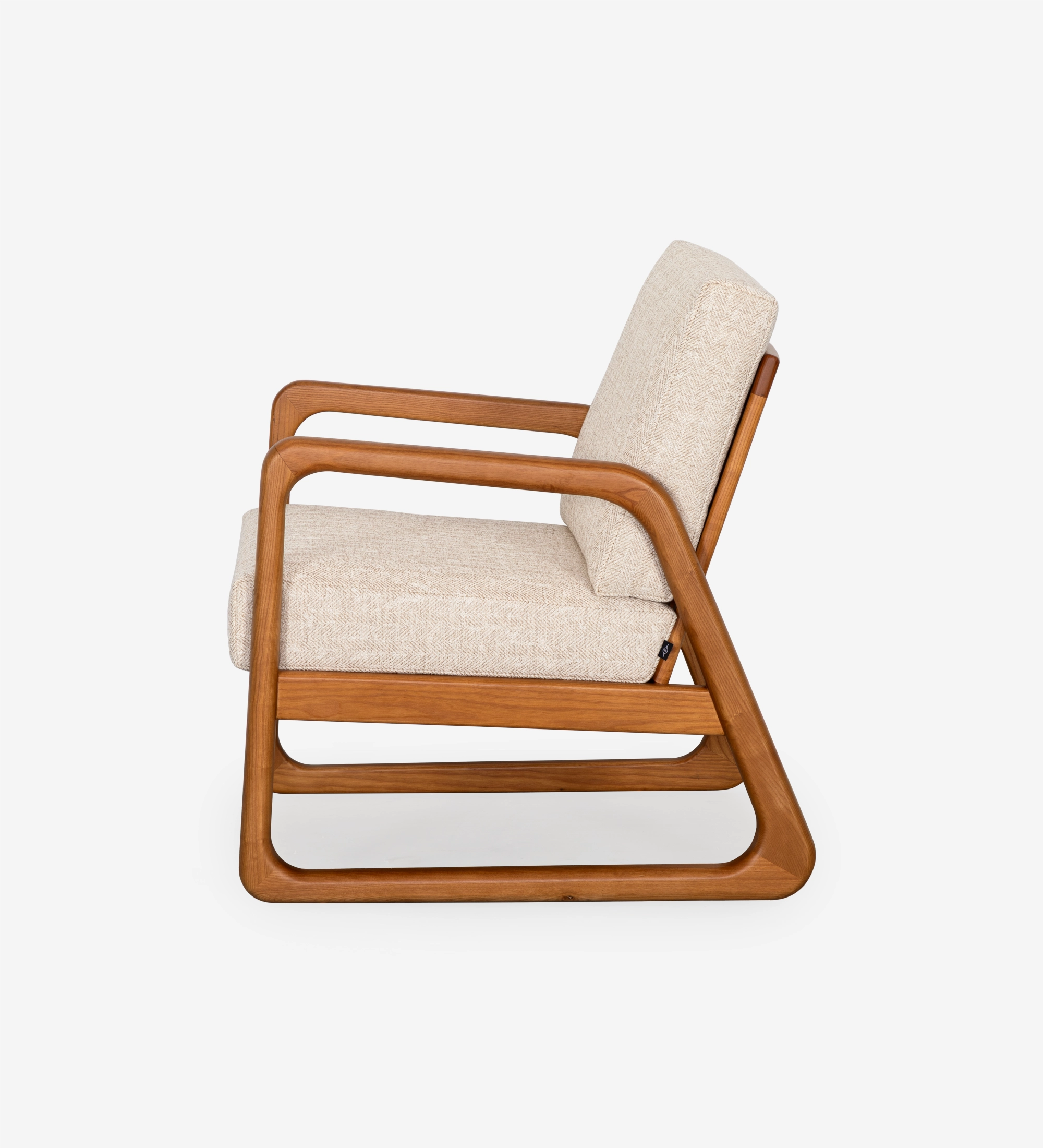 Fauteuil Antarte by IA recouvert en tissu beige, structure en bois couleur miel.