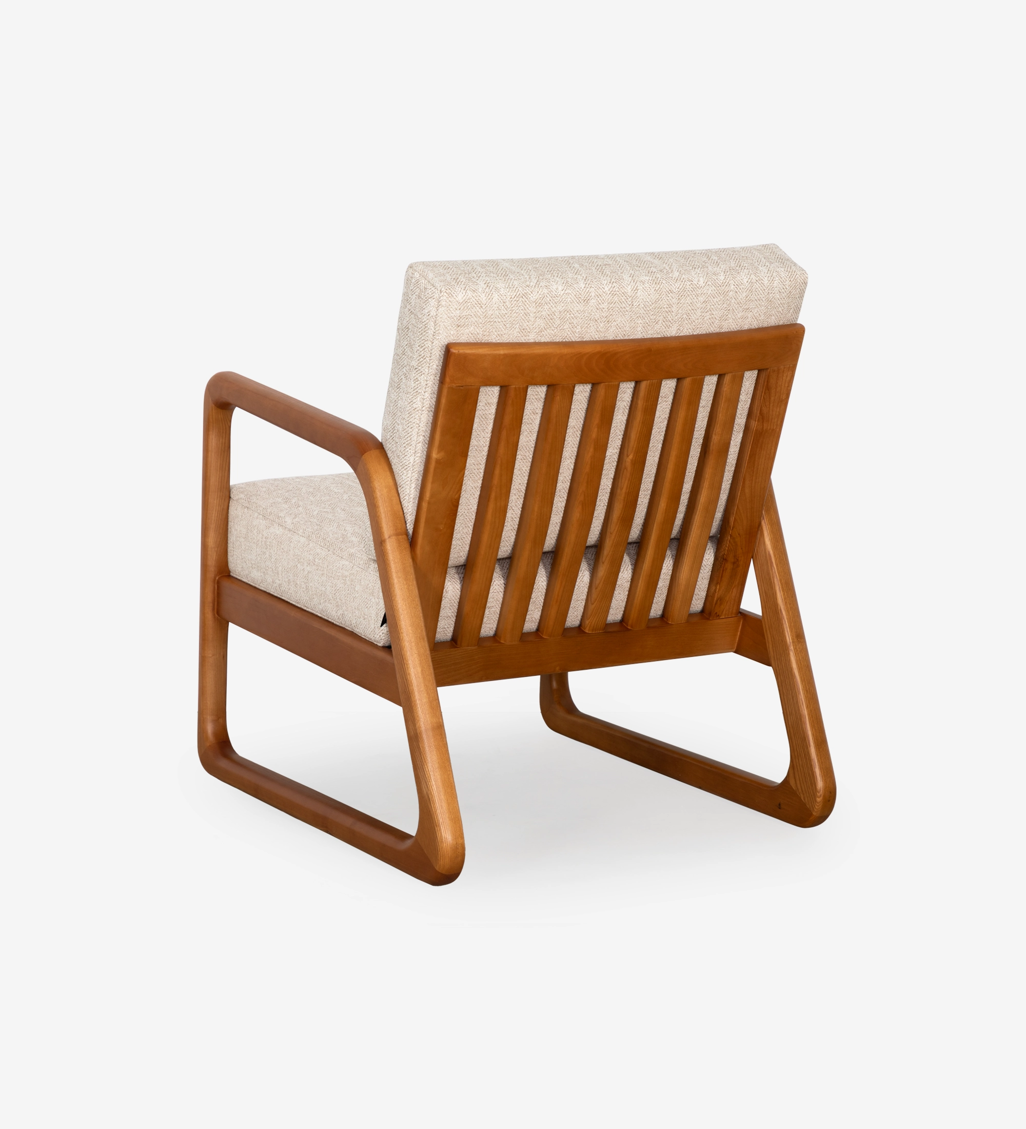 Fauteuil Antarte by IA recouvert en tissu beige, structure en bois couleur miel.