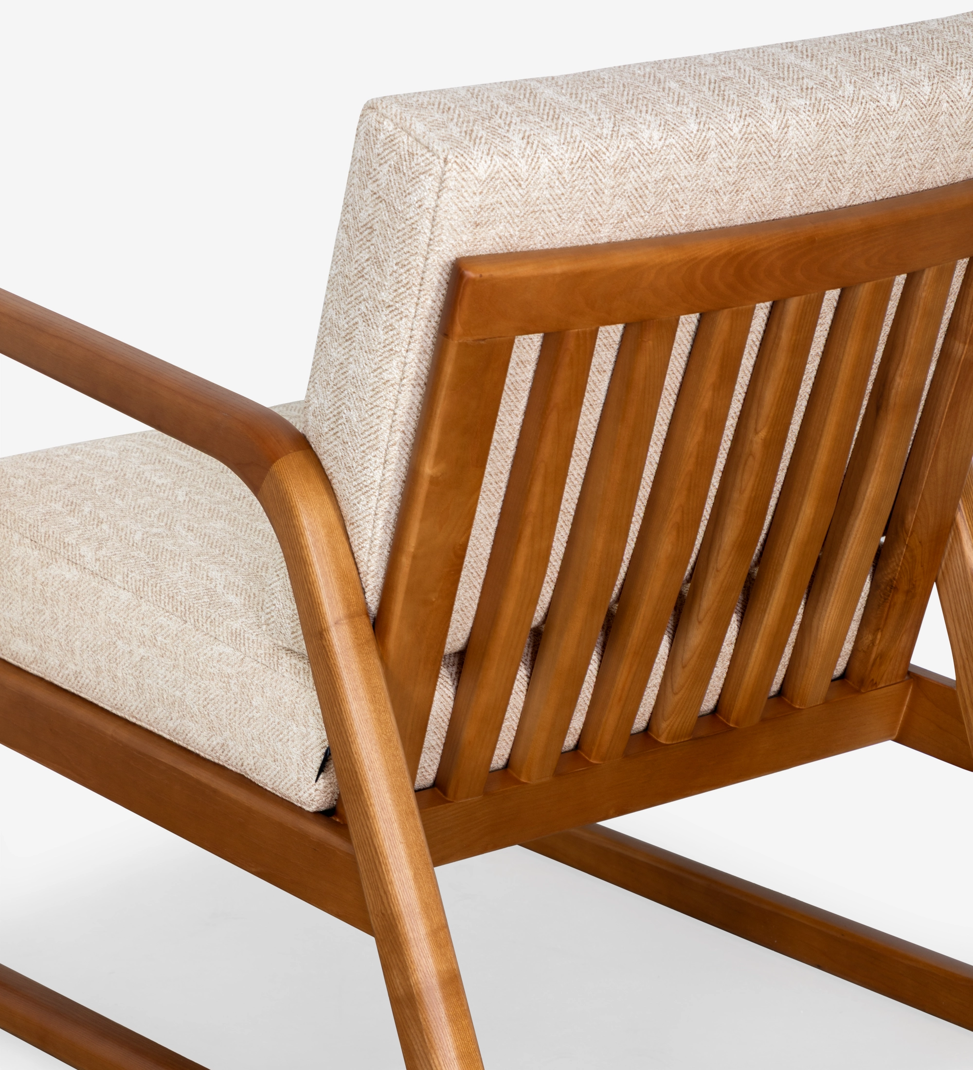 Fauteuil Antarte by IA recouvert en tissu beige, structure en bois couleur miel.