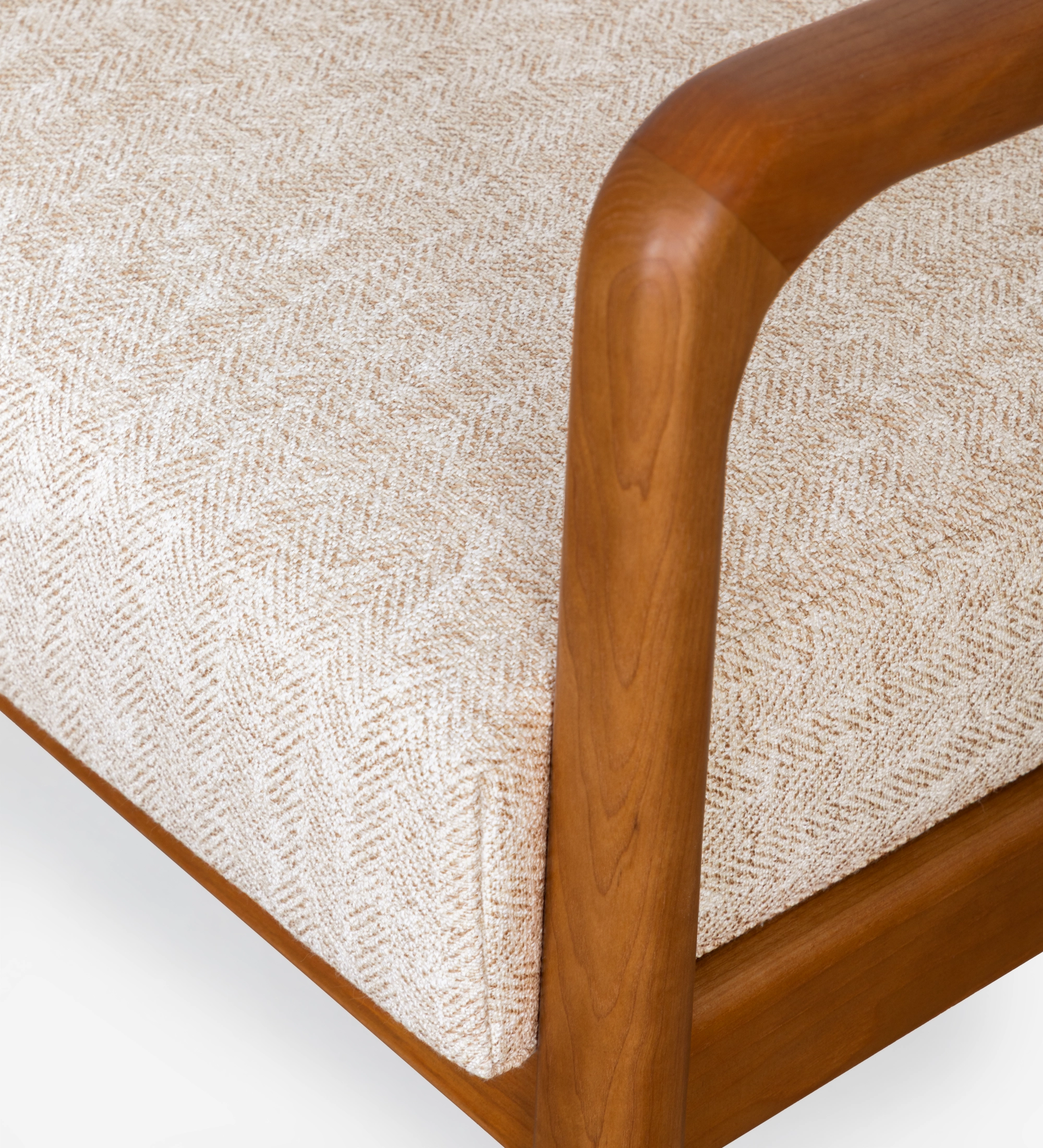 Fauteuil Antarte by IA recouvert en tissu beige, structure en bois couleur miel.