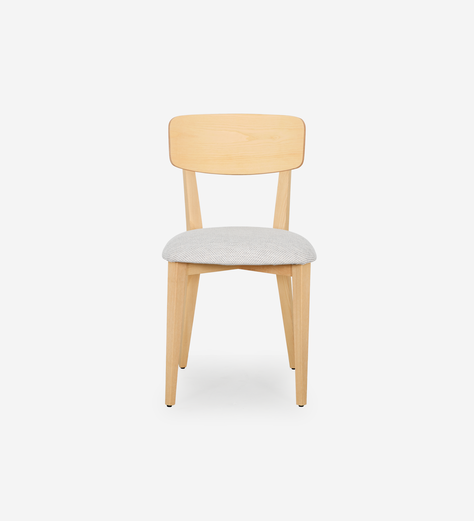 Silla en madera de fresno natural con asiento tapizado en tejido gris claro.