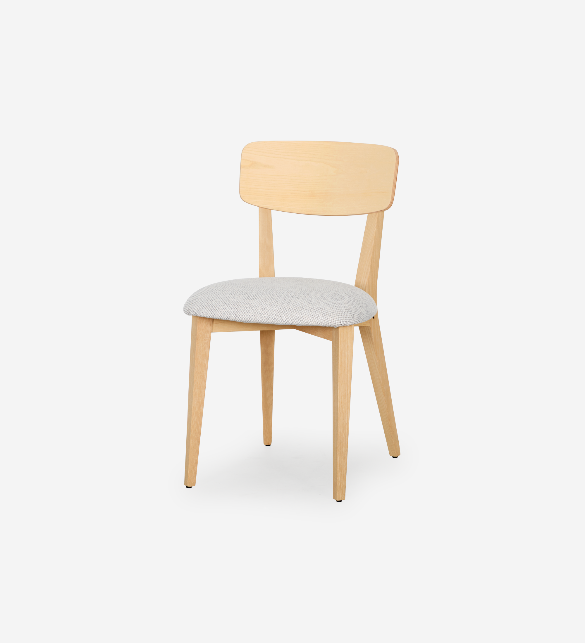 Silla en madera de fresno natural con asiento tapizado en tejido gris claro.
