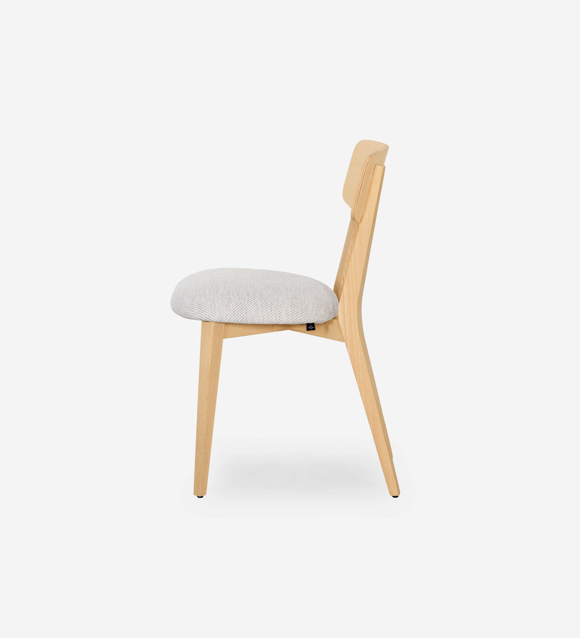 Silla en madera de fresno natural con asiento tapizado en tejido gris claro.