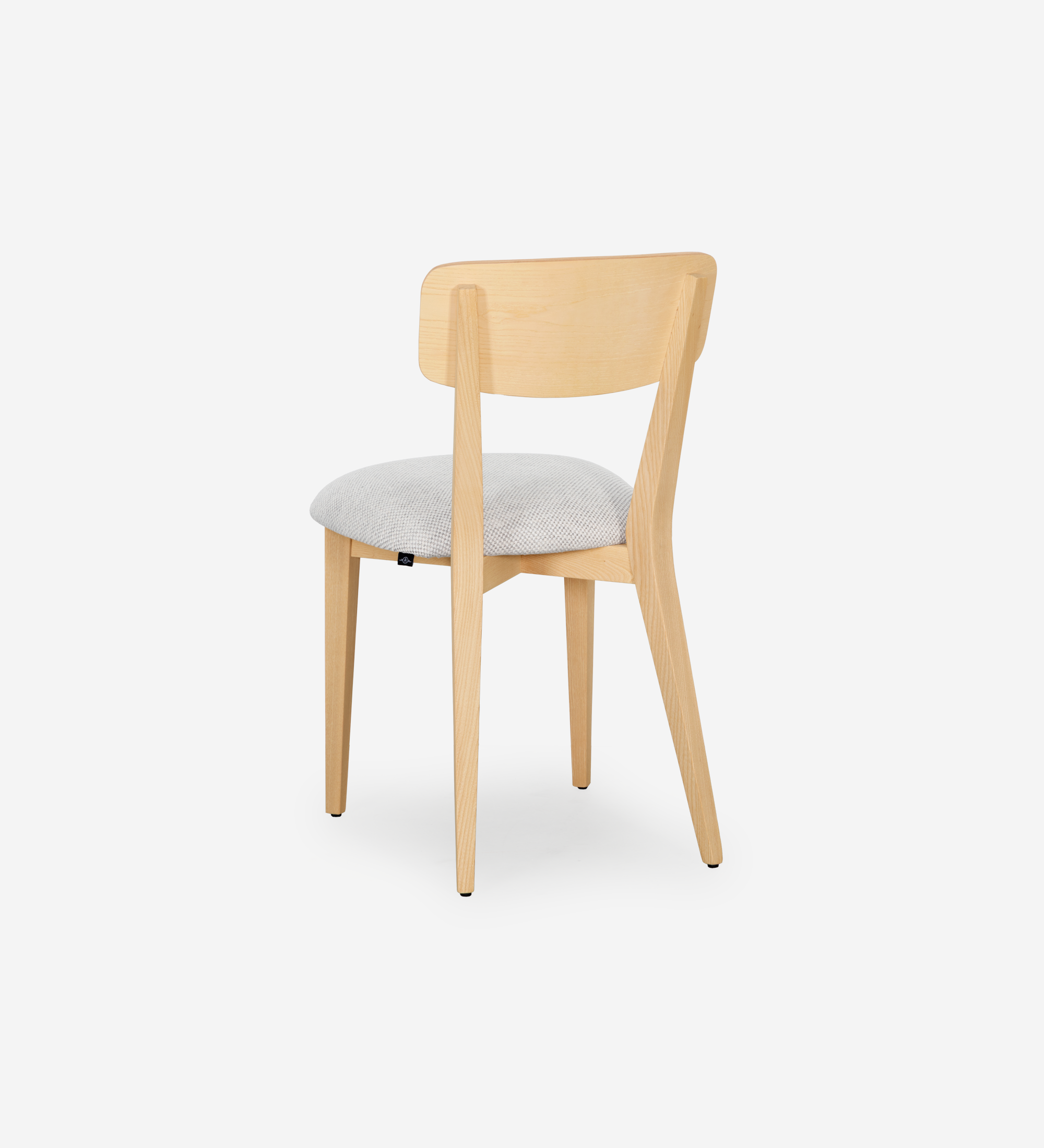 Silla en madera de fresno natural con asiento tapizado en tejido gris claro.