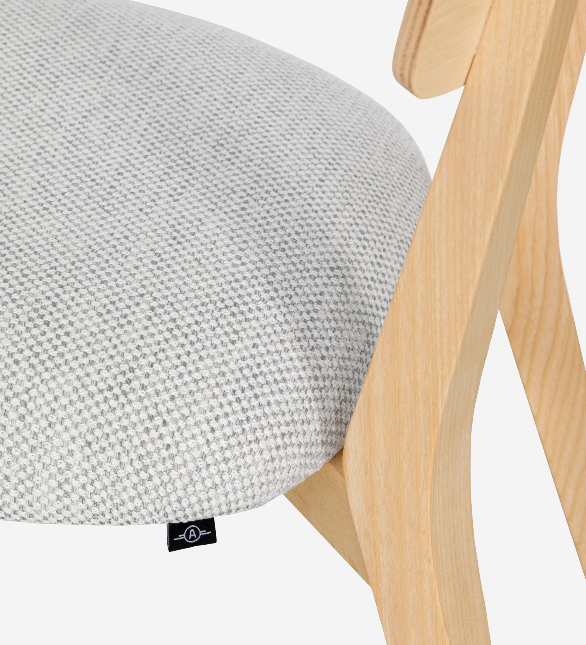 Silla en madera de fresno natural con asiento tapizado en tejido gris claro.