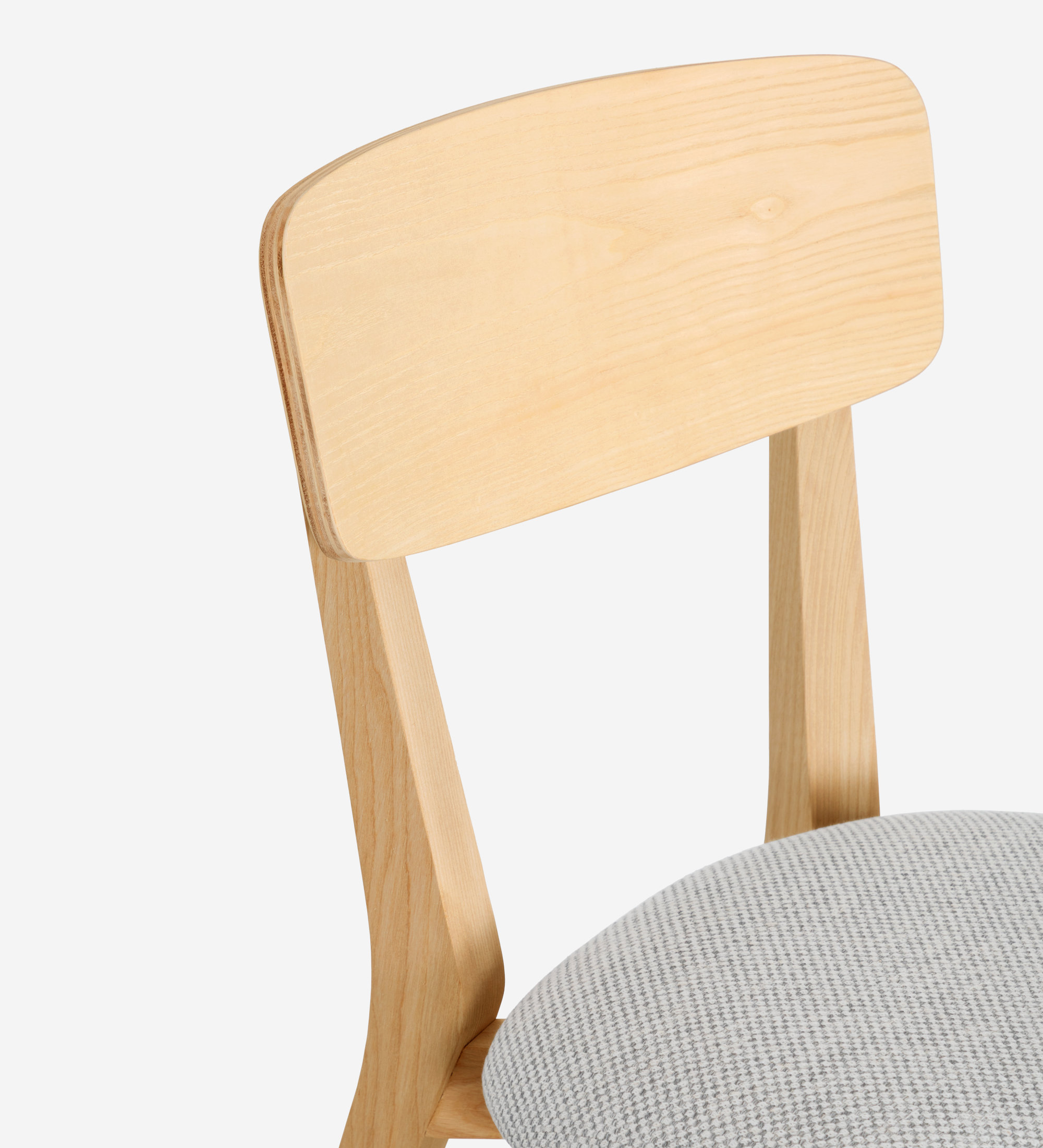 Silla en madera de fresno natural con asiento tapizado en tejido gris claro.