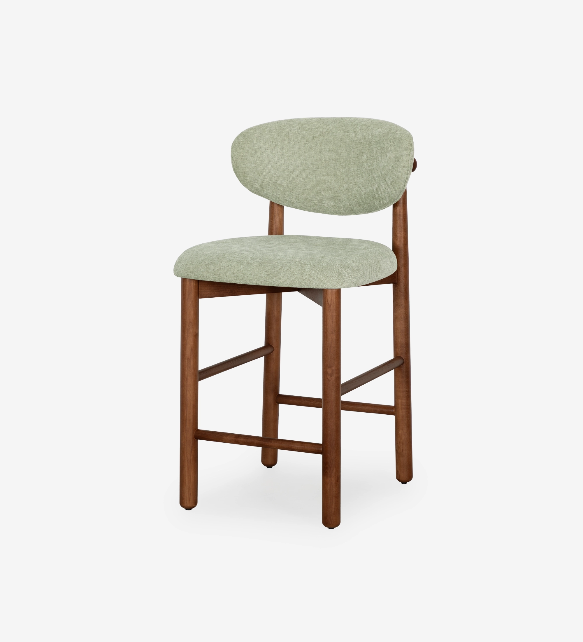 Tabouret en bois de frêne couleur noyer, avec assise et dossier rembourrés en tissu vert.