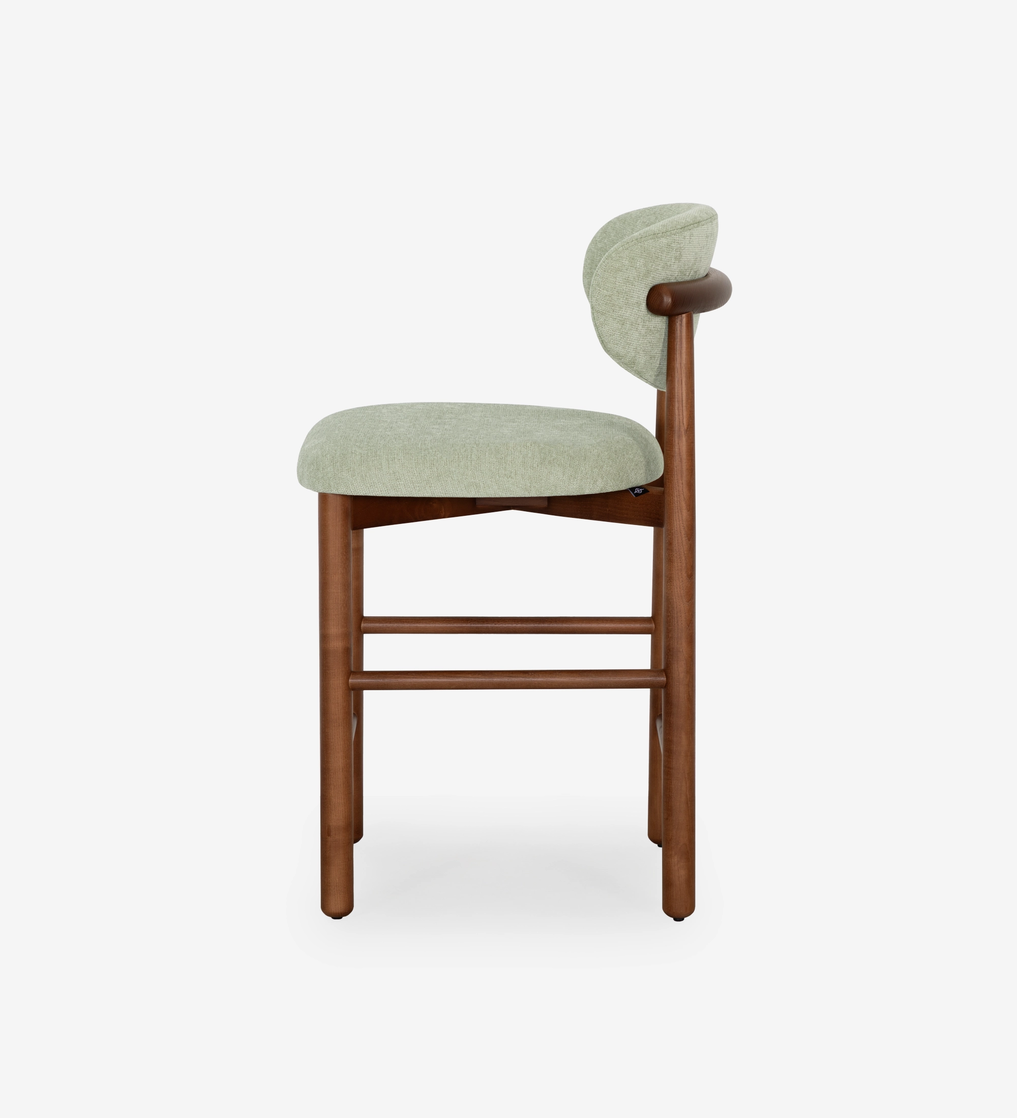 Tabouret en bois de frêne couleur noyer, avec assise et dossier rembourrés en tissu vert.
