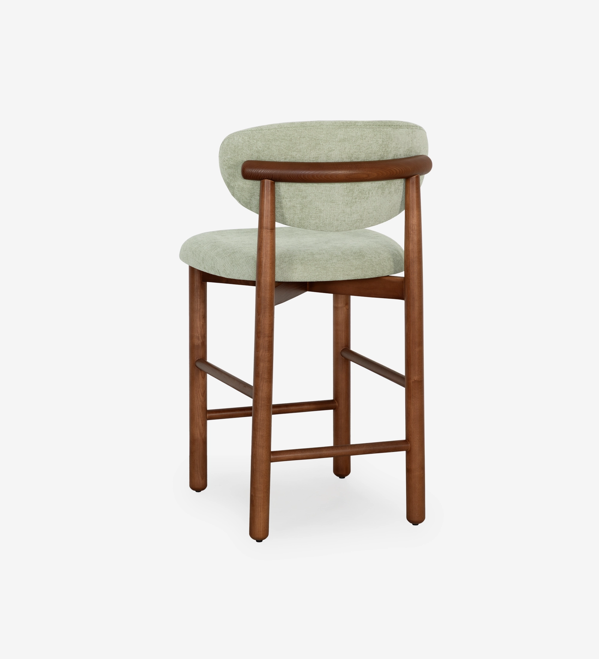 Tabouret en bois de frêne couleur noyer, avec assise et dossier rembourrés en tissu vert.