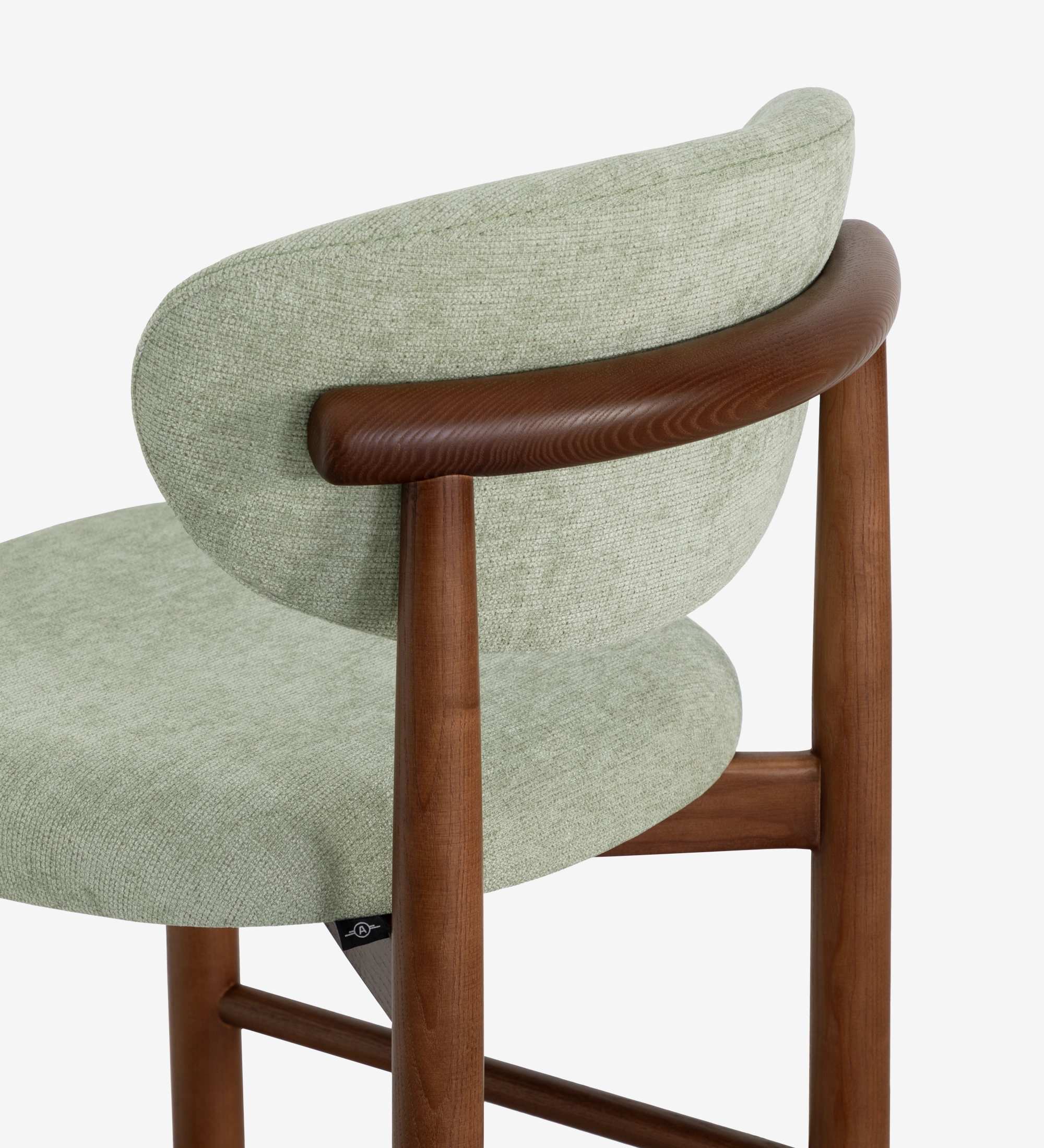 Tabouret en bois de frêne couleur noyer, avec assise et dossier rembourrés en tissu vert.