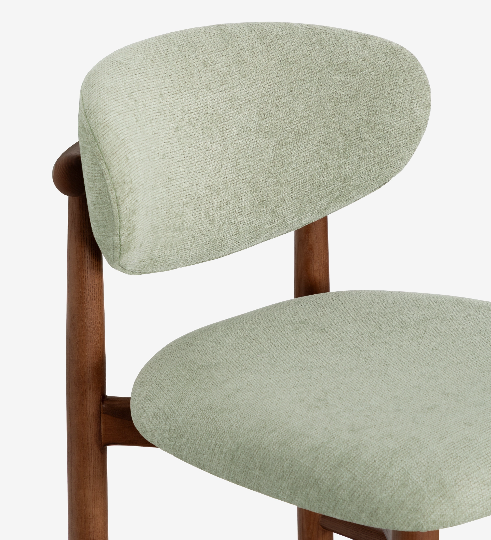 Tabouret en bois de frêne couleur noyer, avec assise et dossier rembourrés en tissu vert.