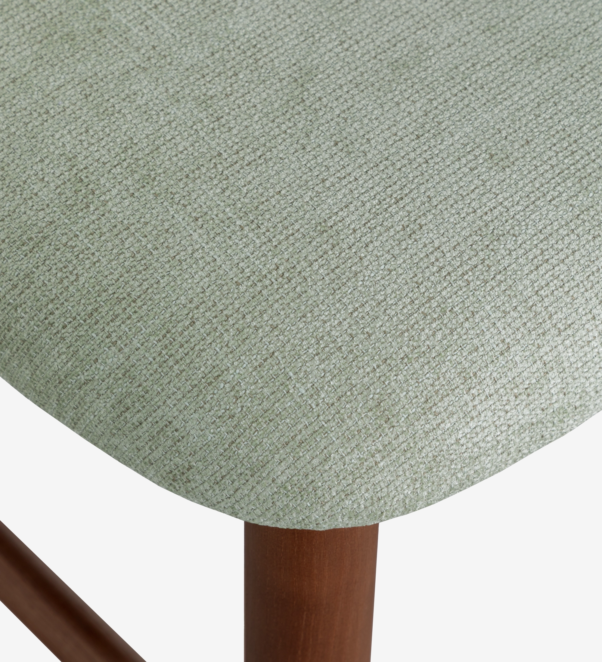 Tabouret en bois de frêne couleur noyer, avec assise et dossier rembourrés en tissu vert.