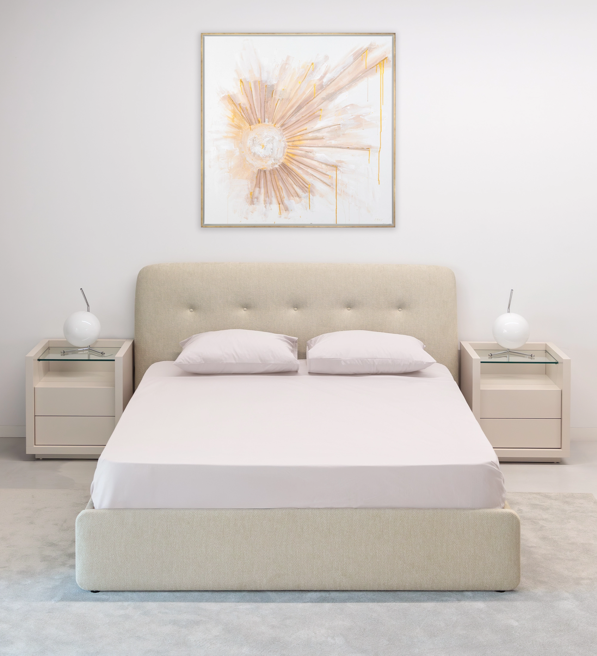 Cama de casal com cabeceira curta, estofada a tecido bege.